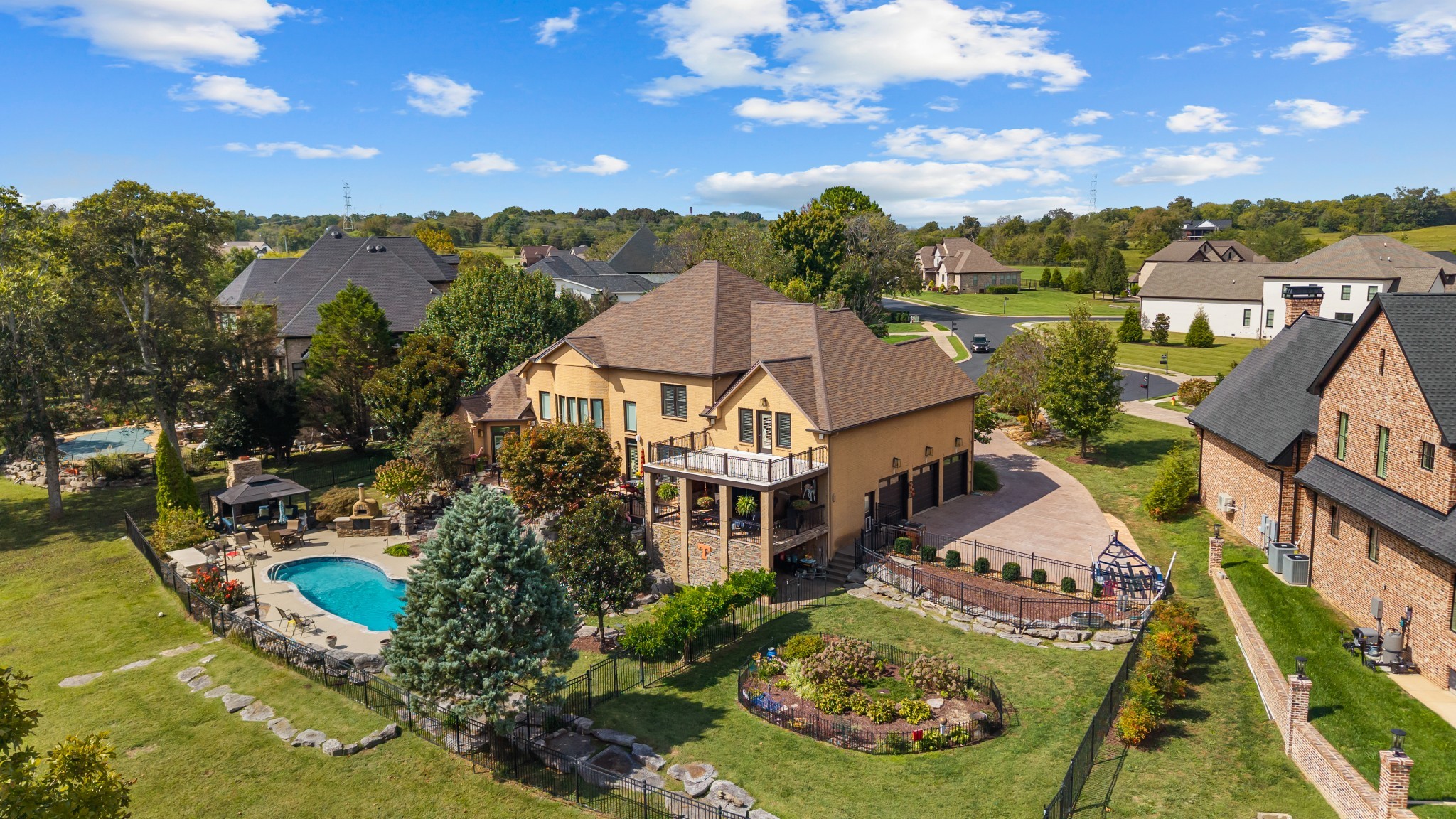 824 Stonebrook Dr — photo