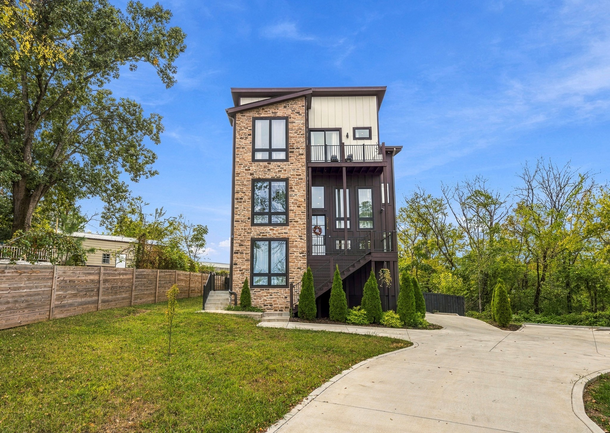 2211 Summitt Ave Unit a — photo