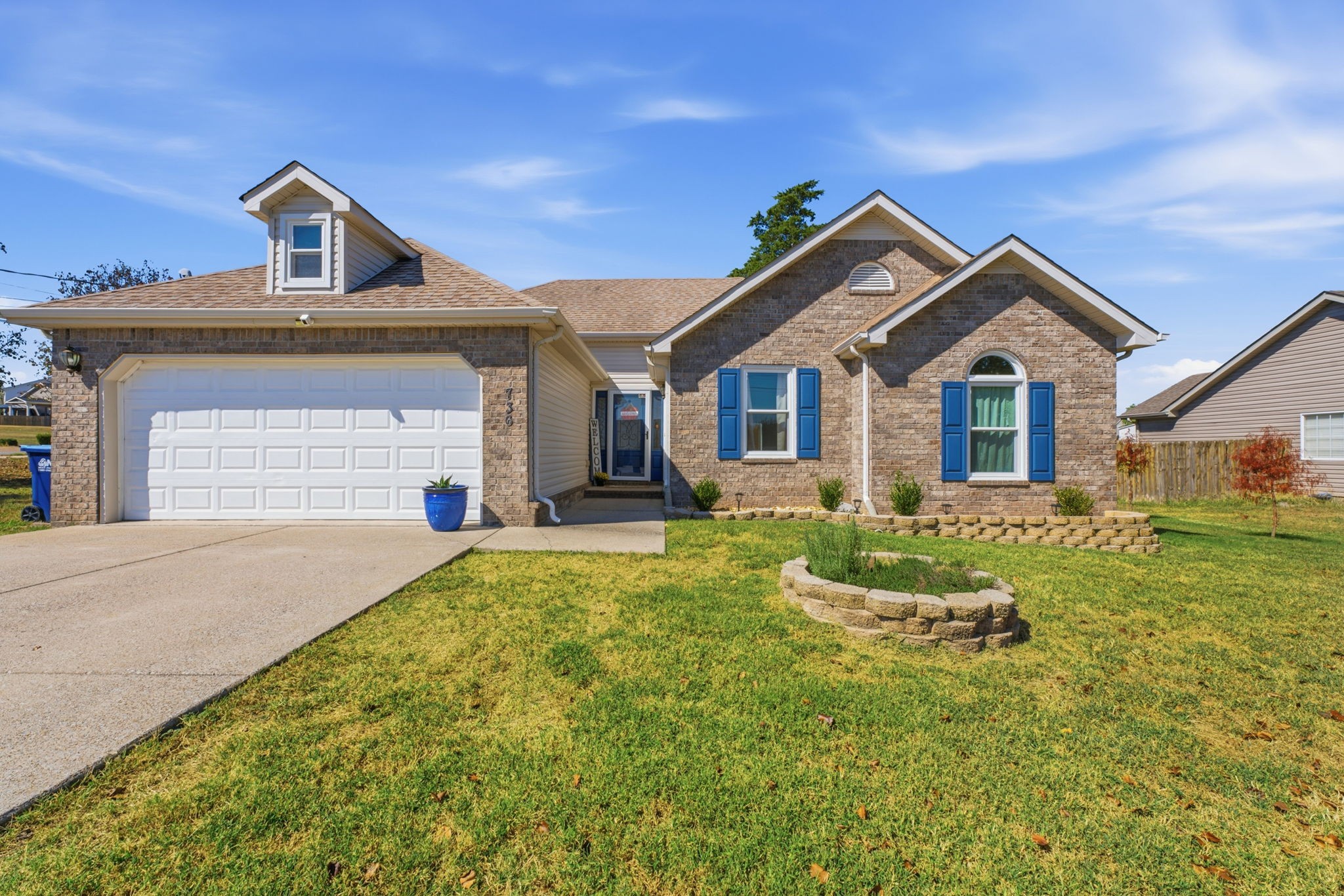 736 Clear Cir — photo