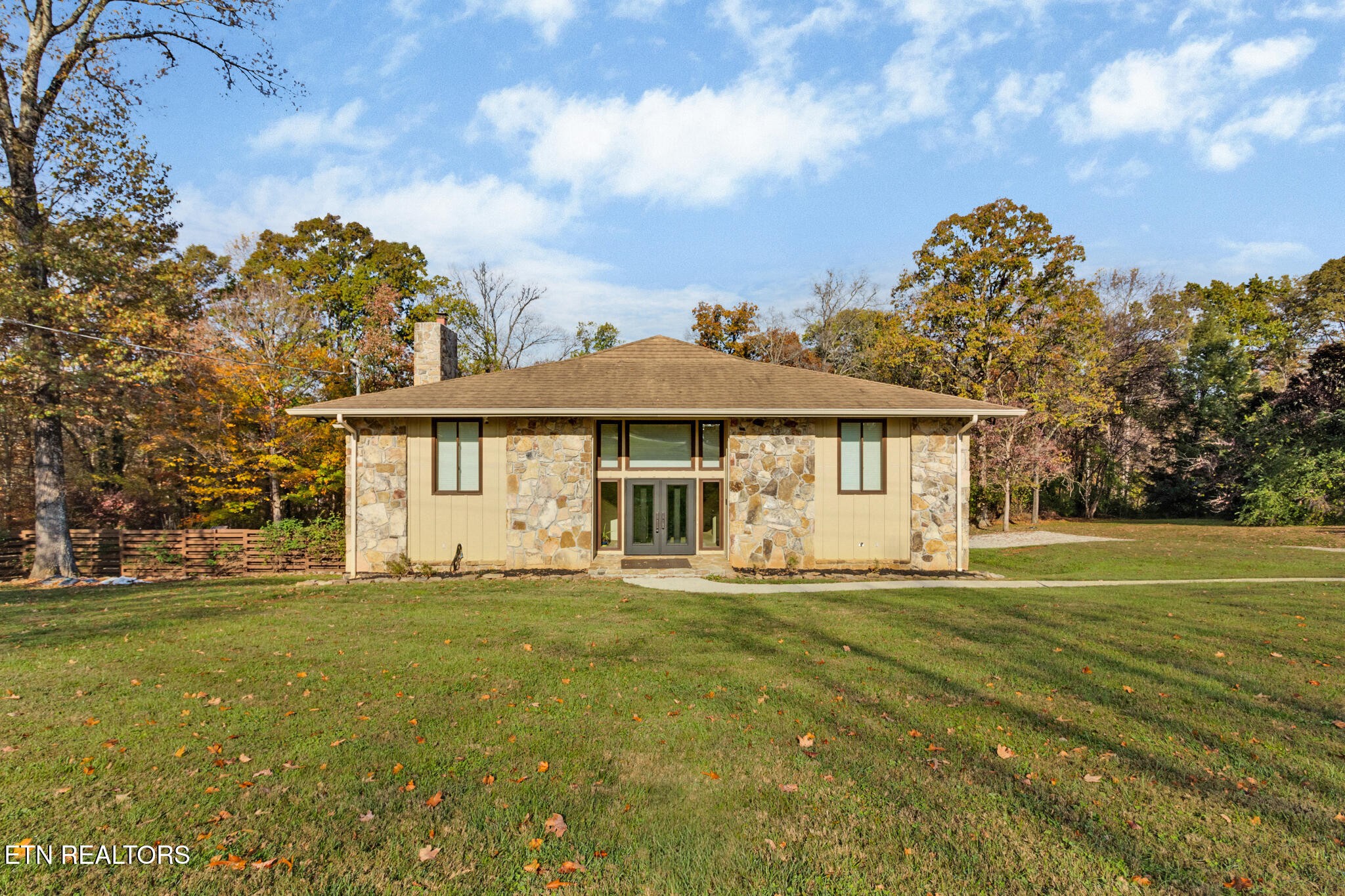 10105 Loma Drive — photo