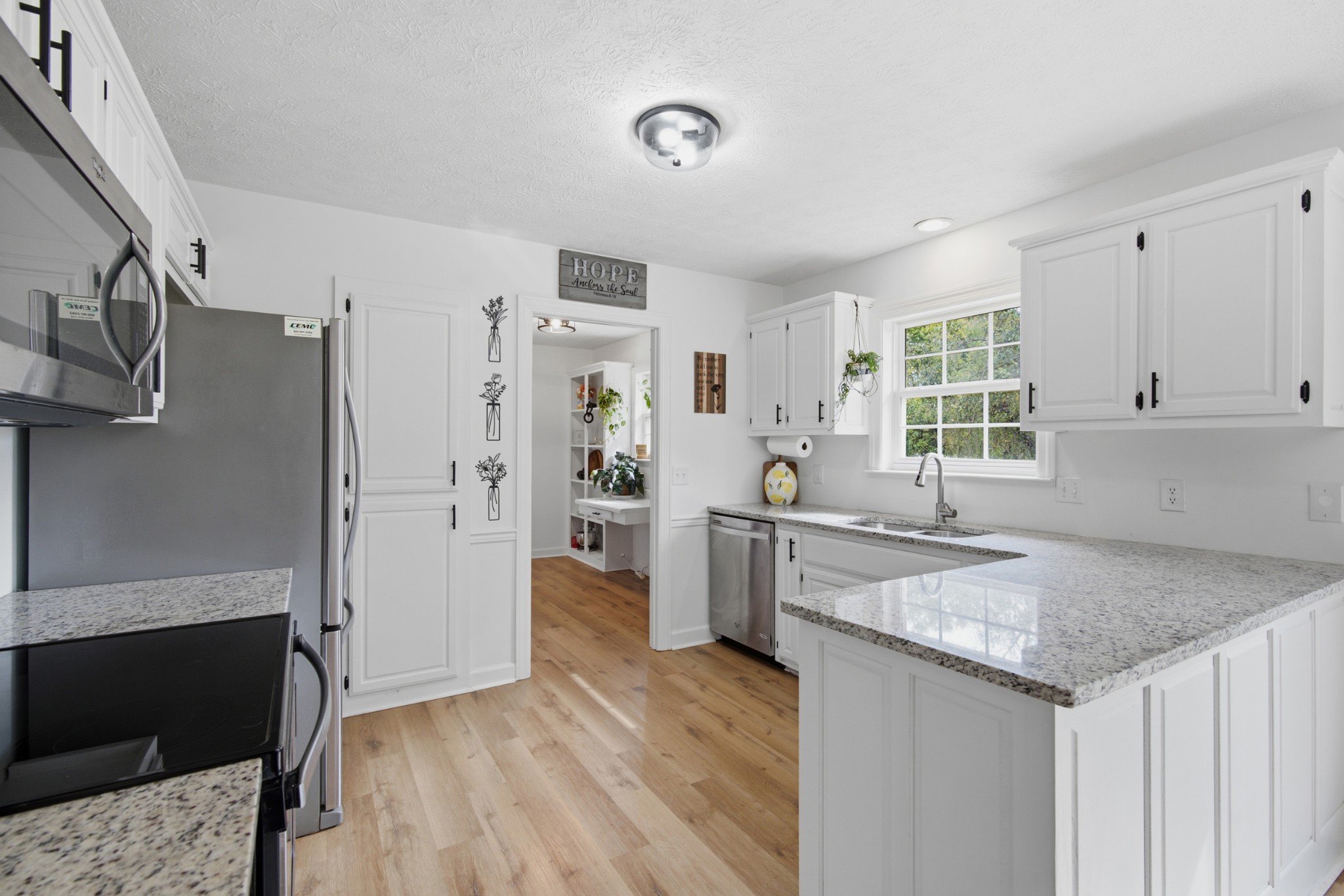 1401 Andrea Ln — photo