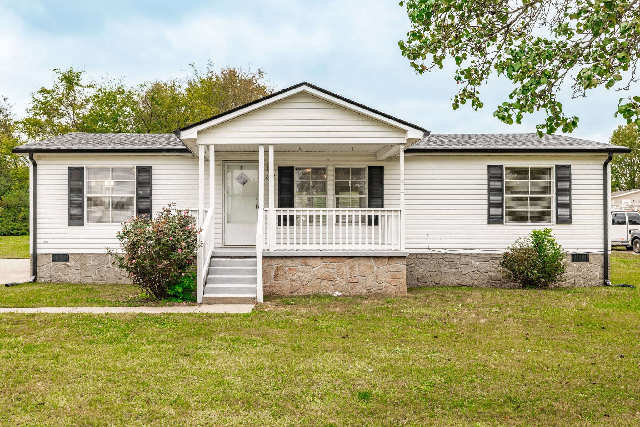 202 Fountain Head Rd — photo