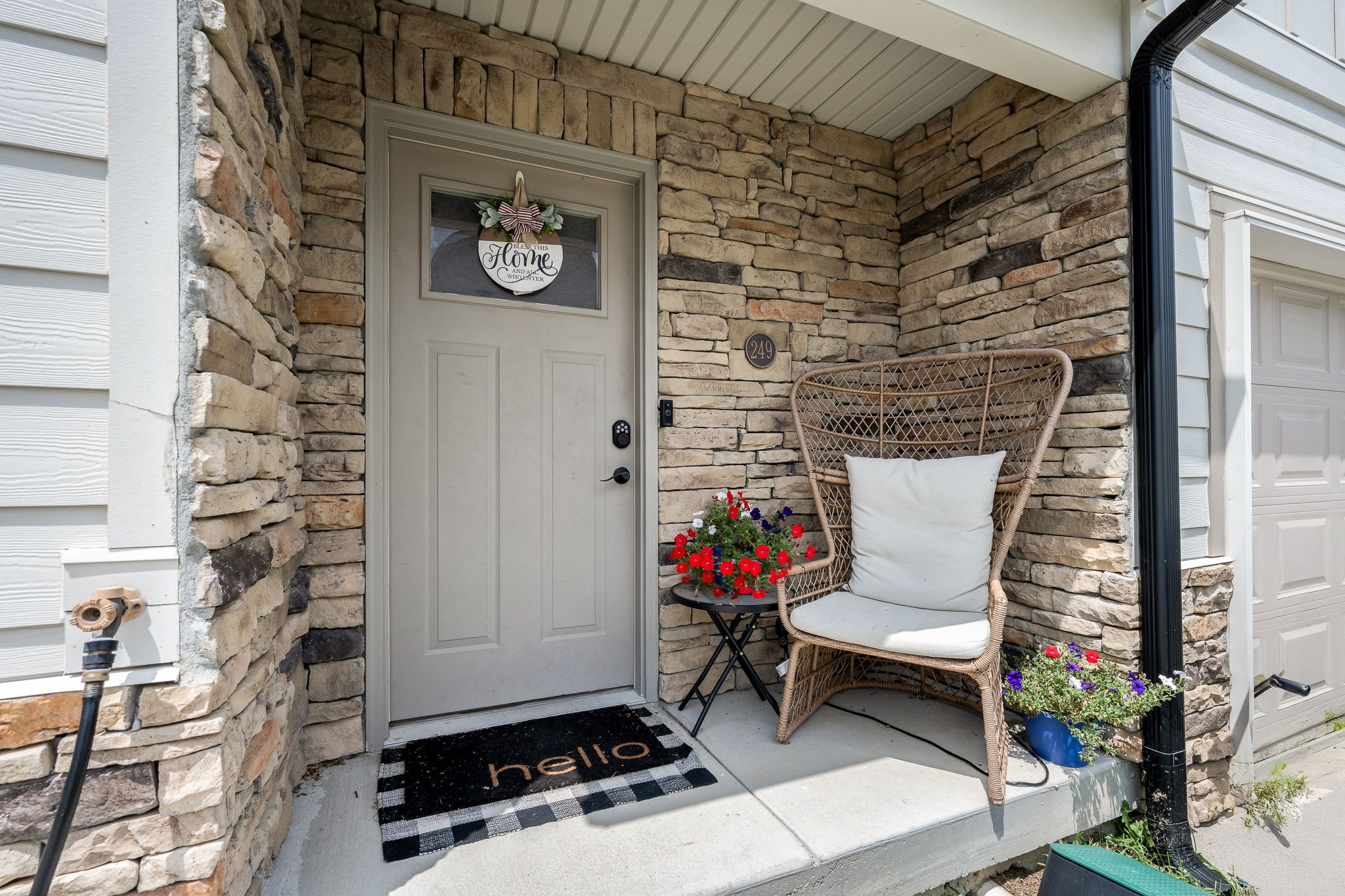 249 Signature Pl — photo