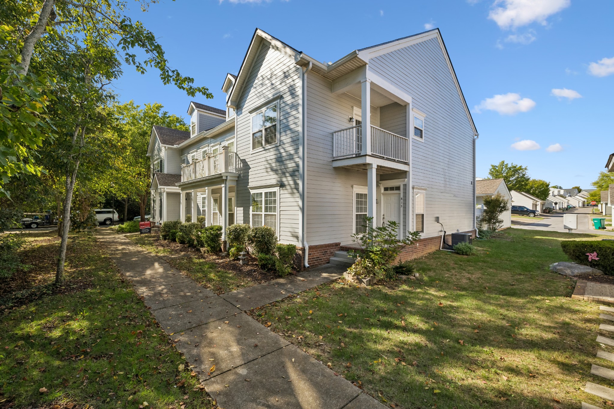 813 Hobbit Ln — photo