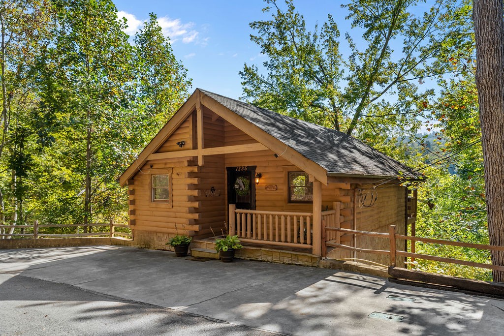 1235 Honeysuckle Ln — photo