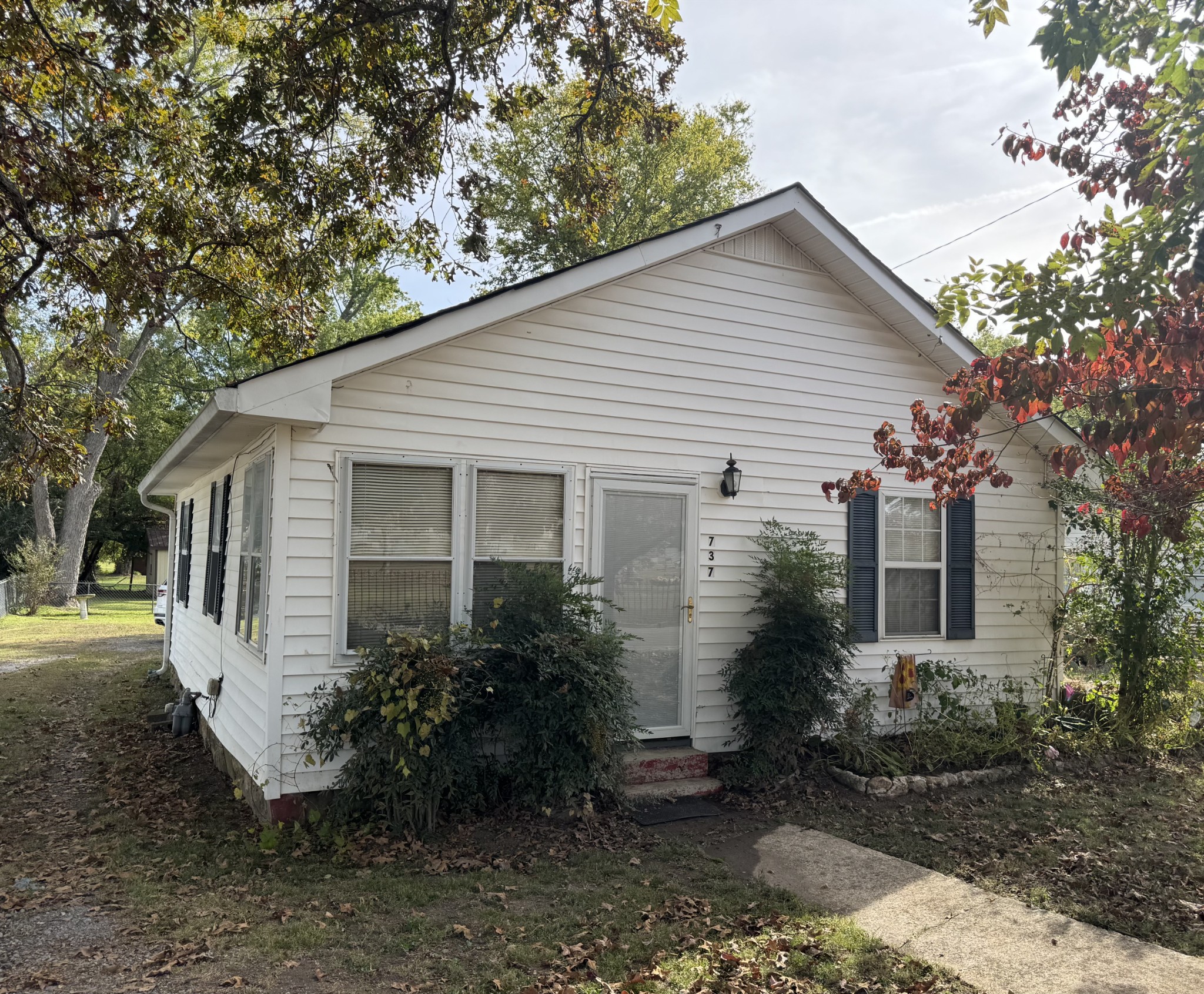 737 Maplewood Ave — photo