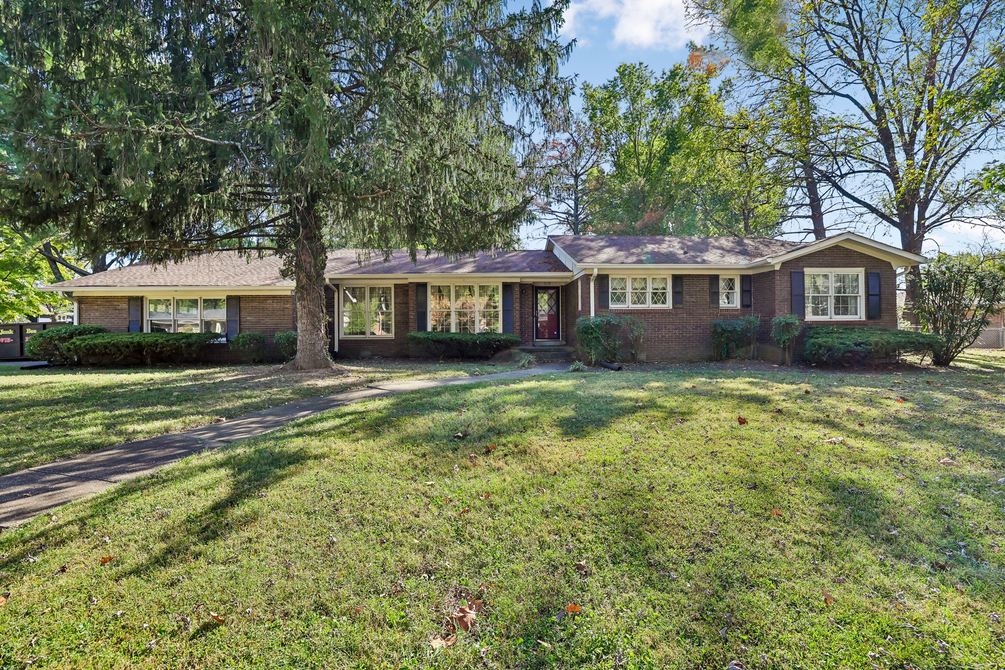 318 Falcon Dr — photo