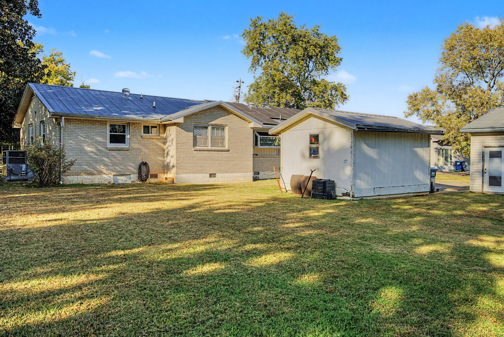 205 W Hutchinson Dr — photo