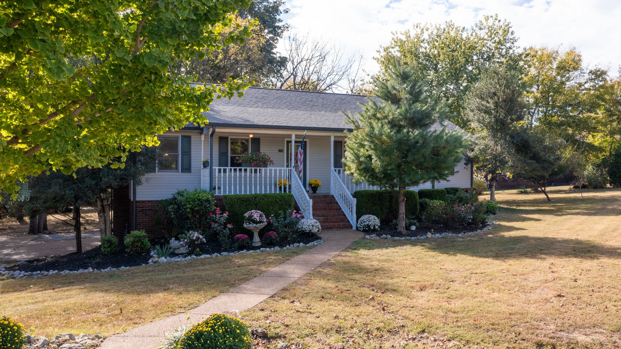 1149 White Dr — photo