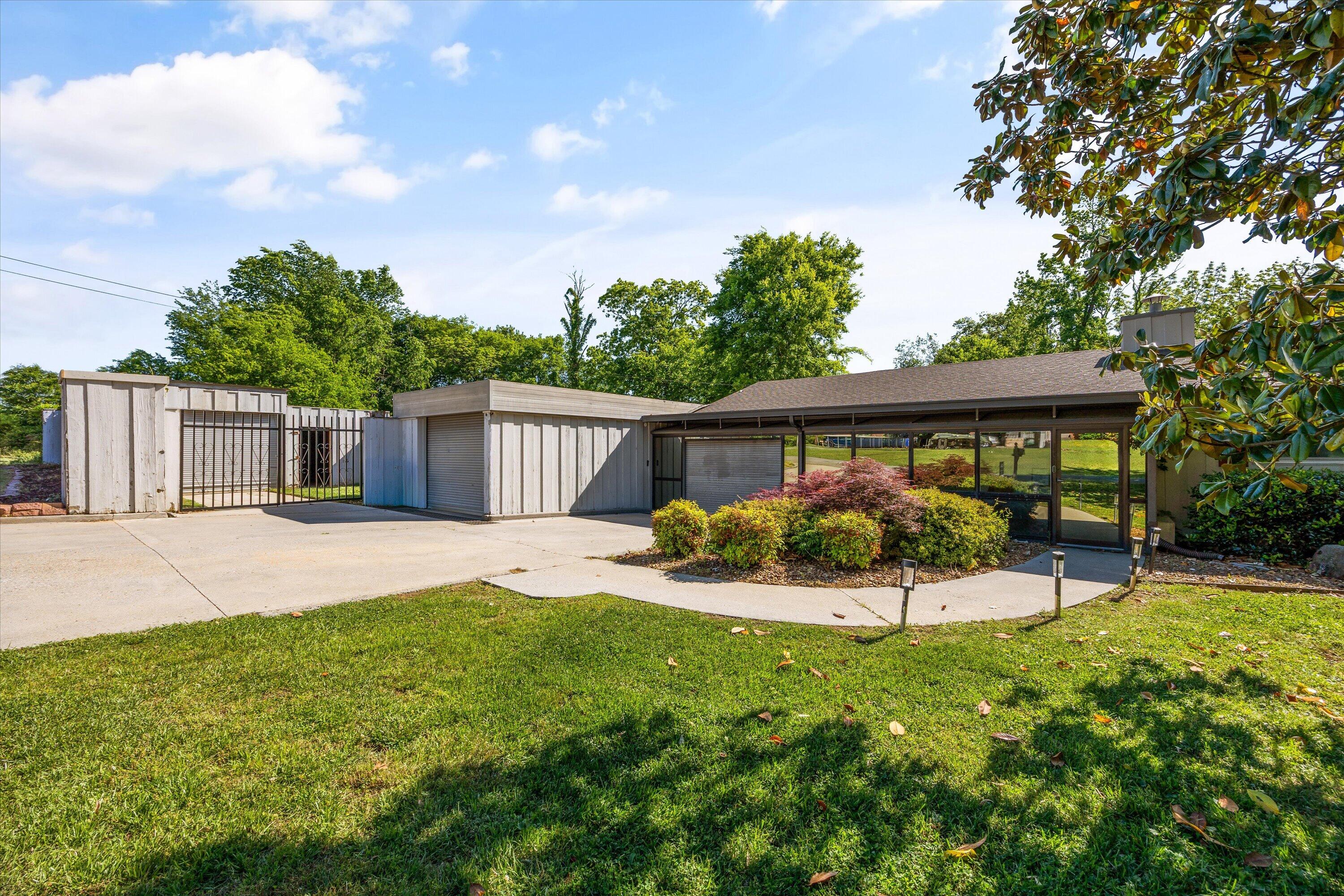 565 Hillcrest Circle — photo