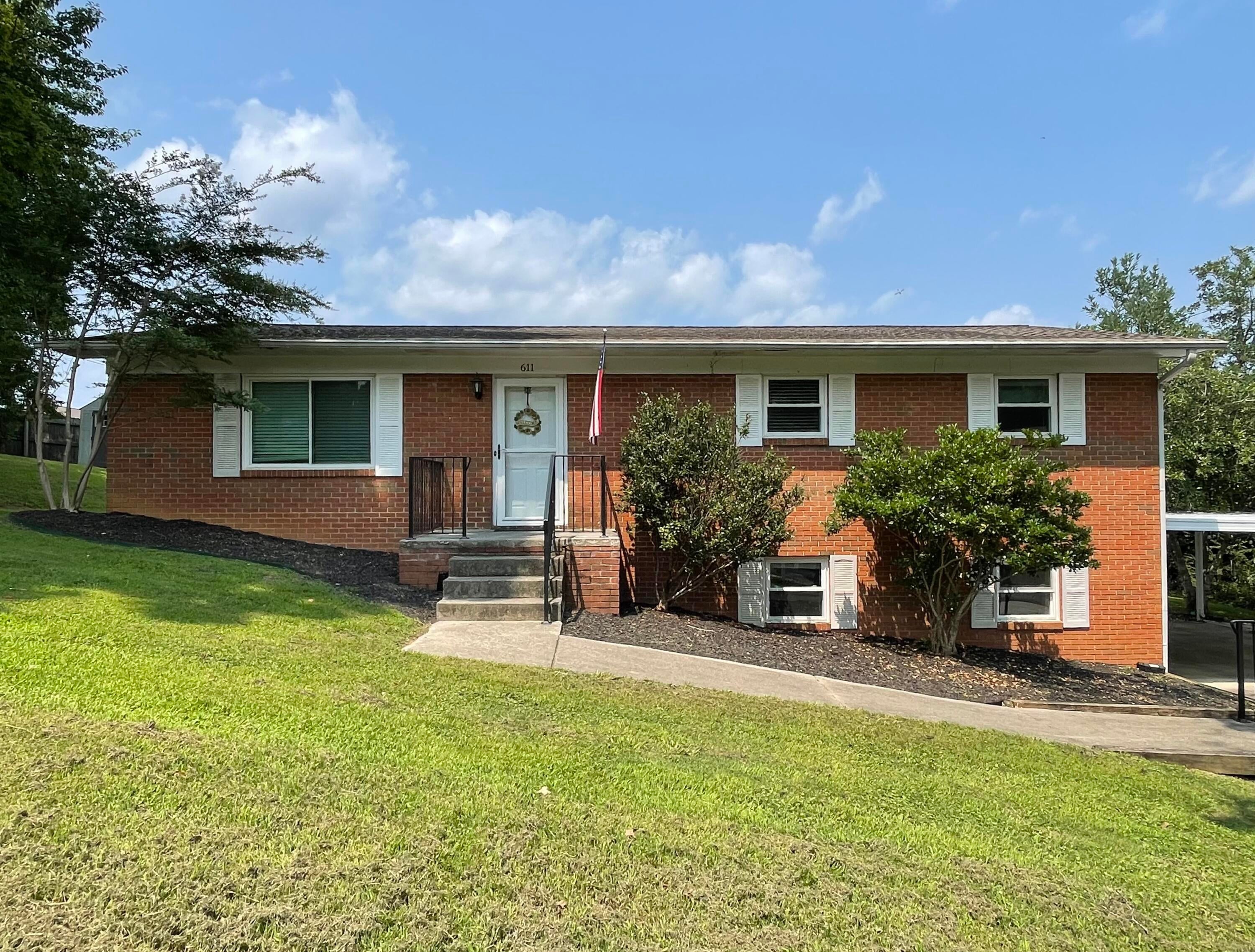 611 Lakeland Drive NE — photo