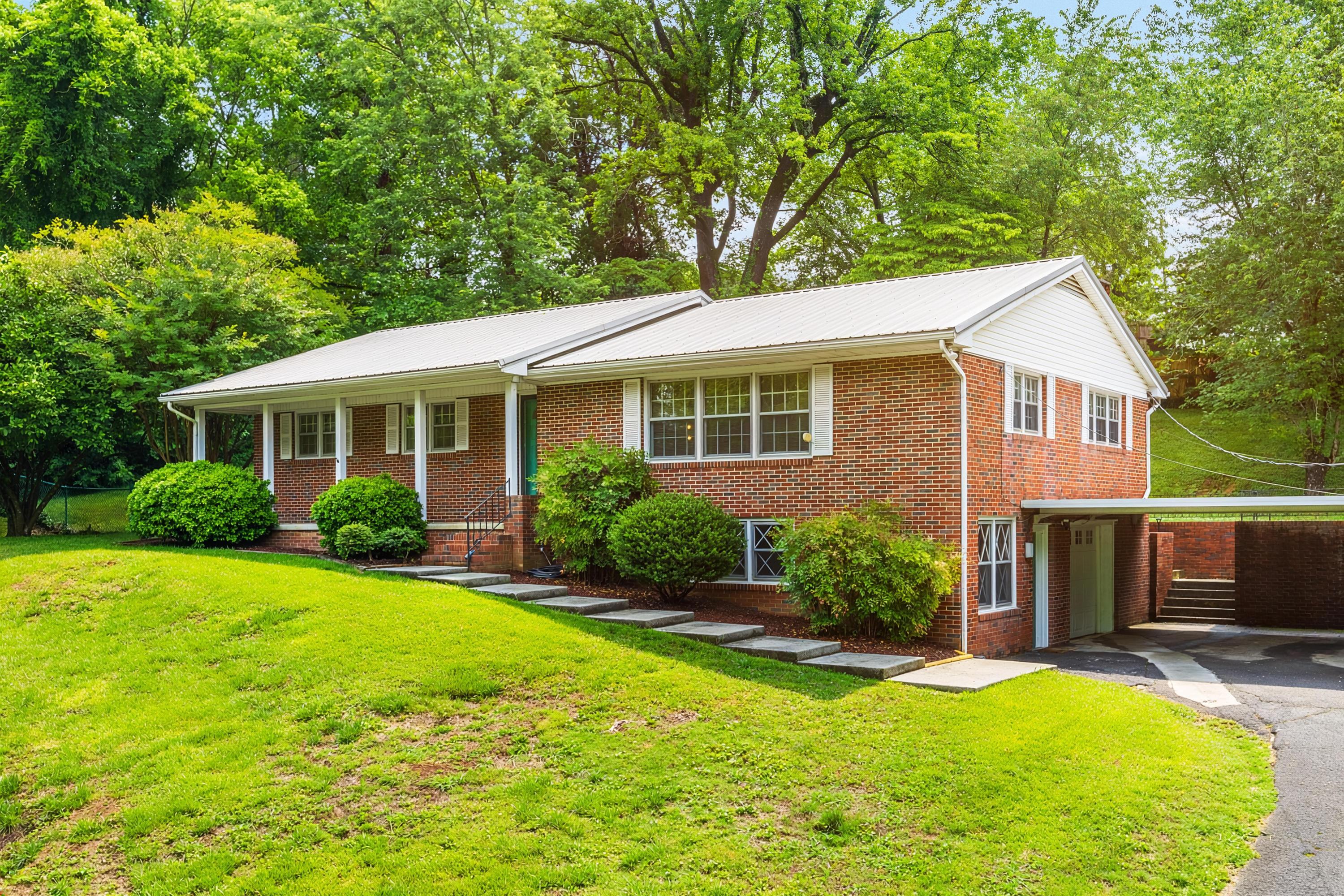 2802 Elm Drive NE — photo