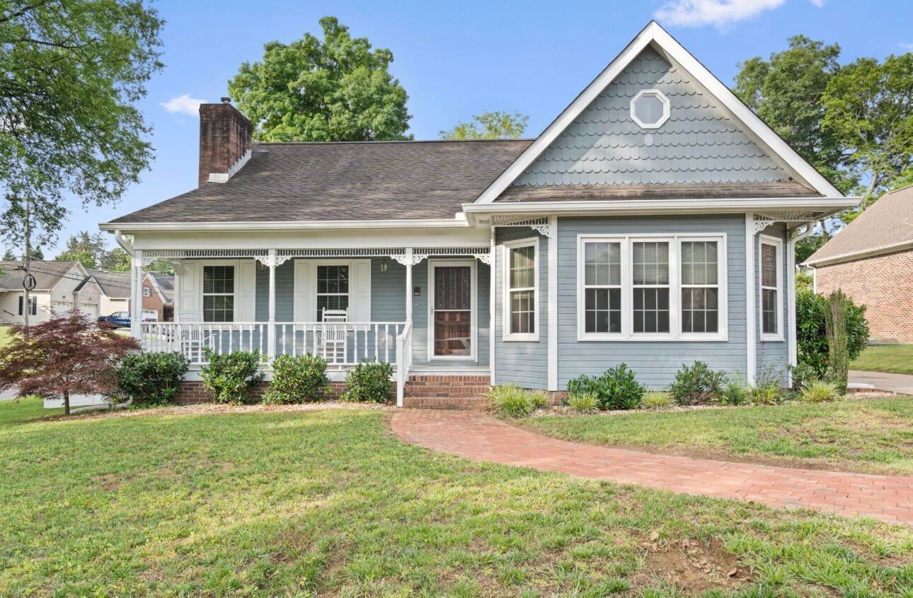 105 Barker Lane NW — photo