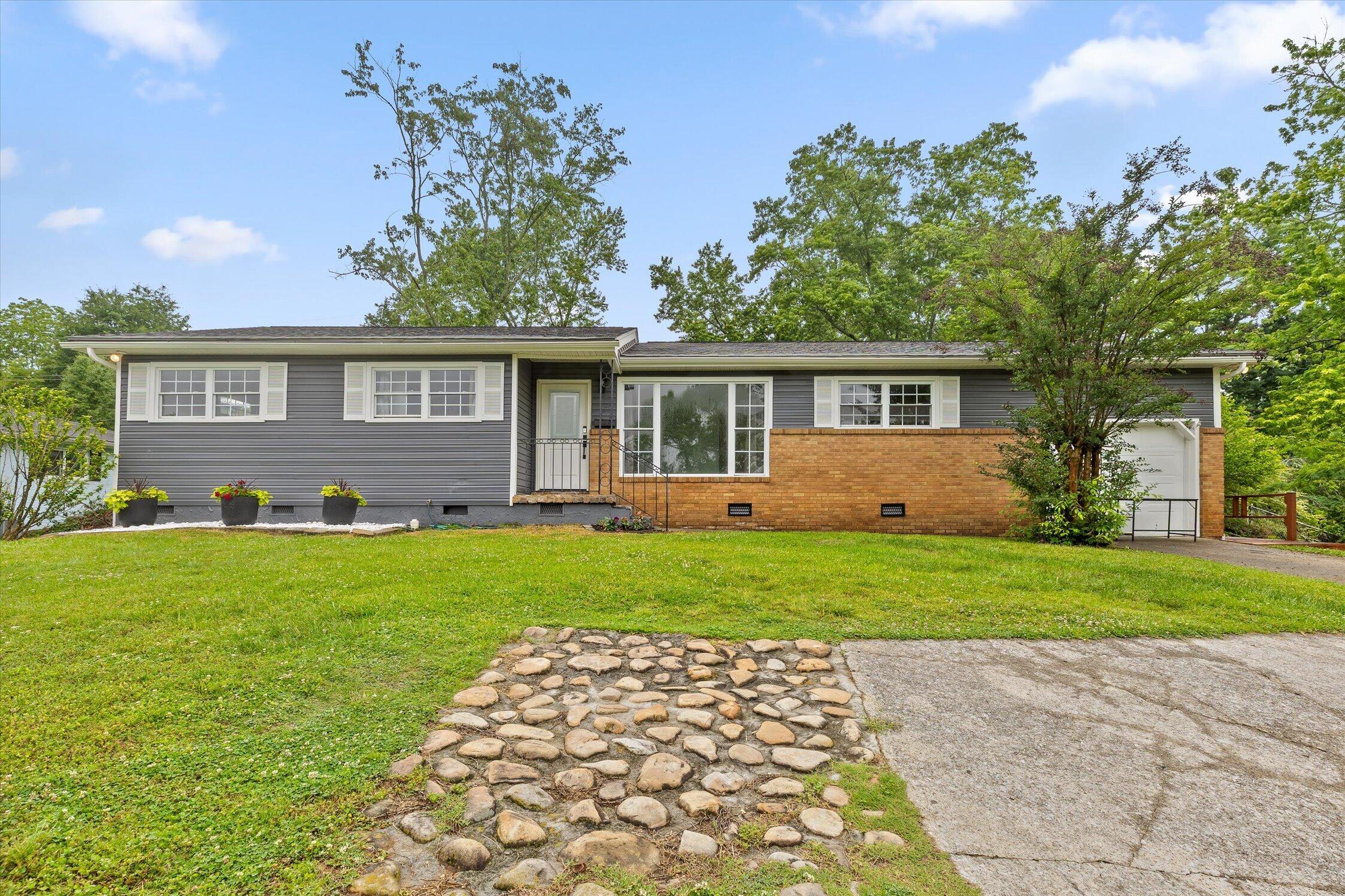 5742 Lyle Circle — photo