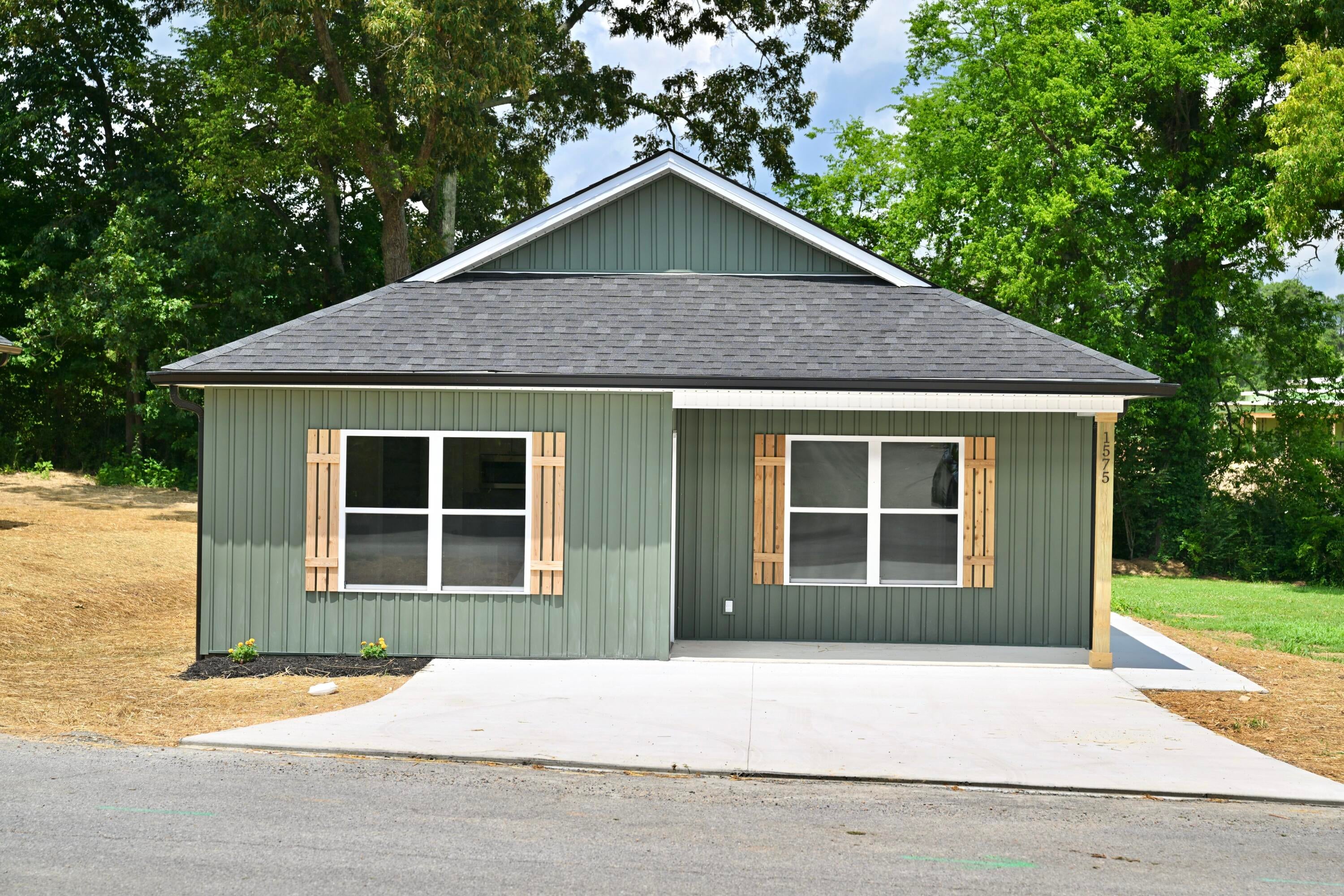 1575 Strawberry Lane NE — photo