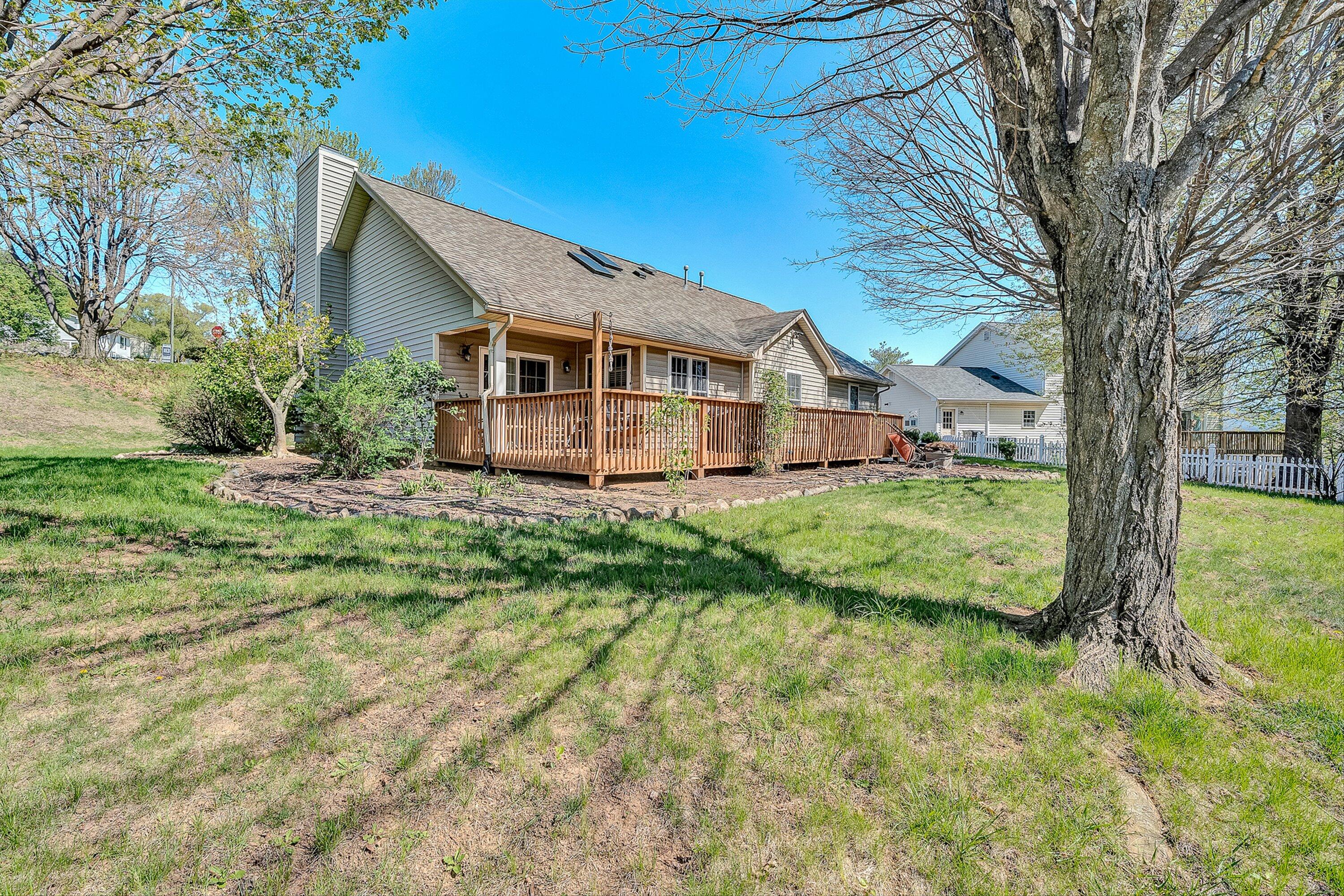 5610 Cortland Rd — photo