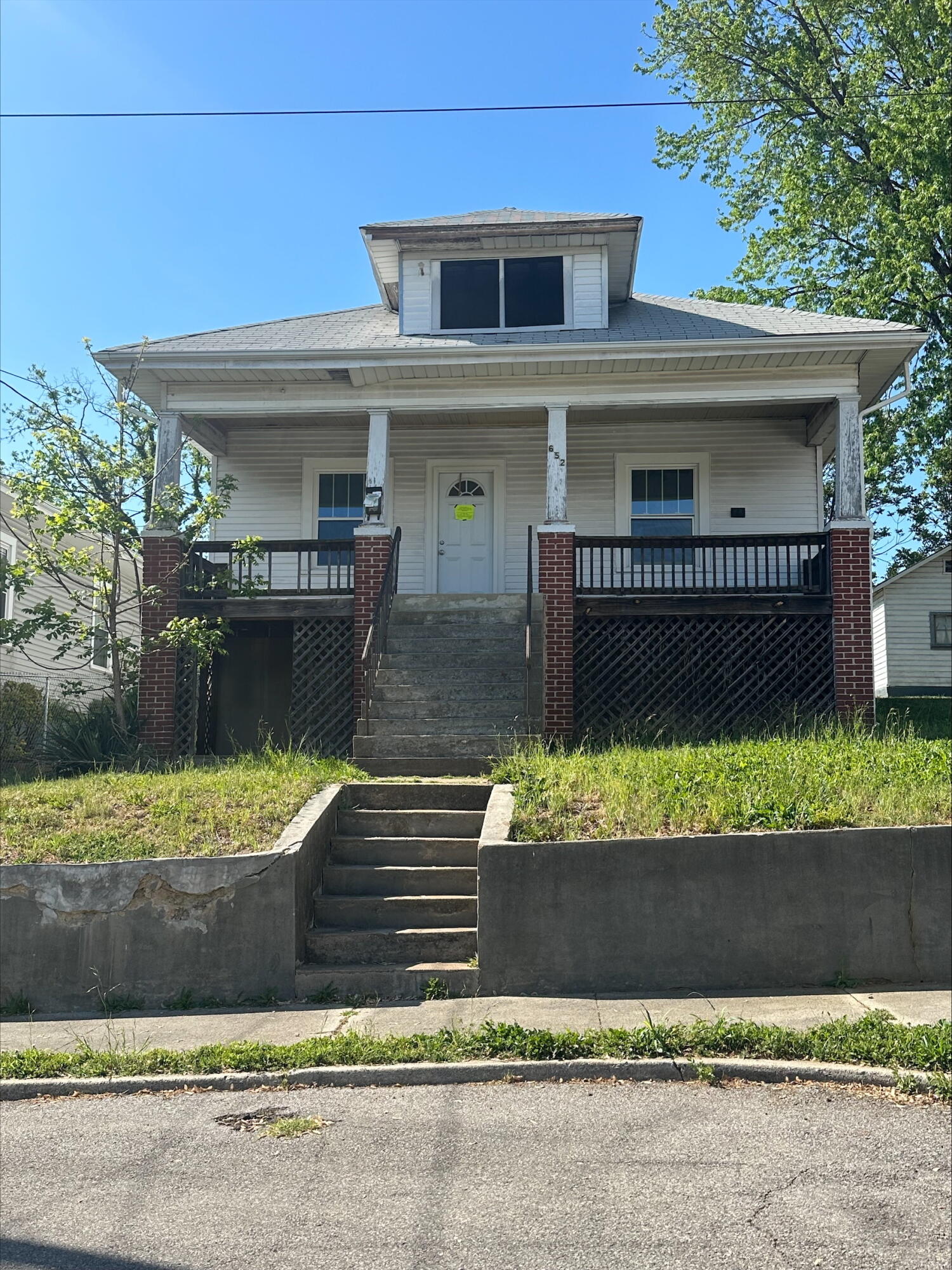 652 Montrose Ave SE — photo