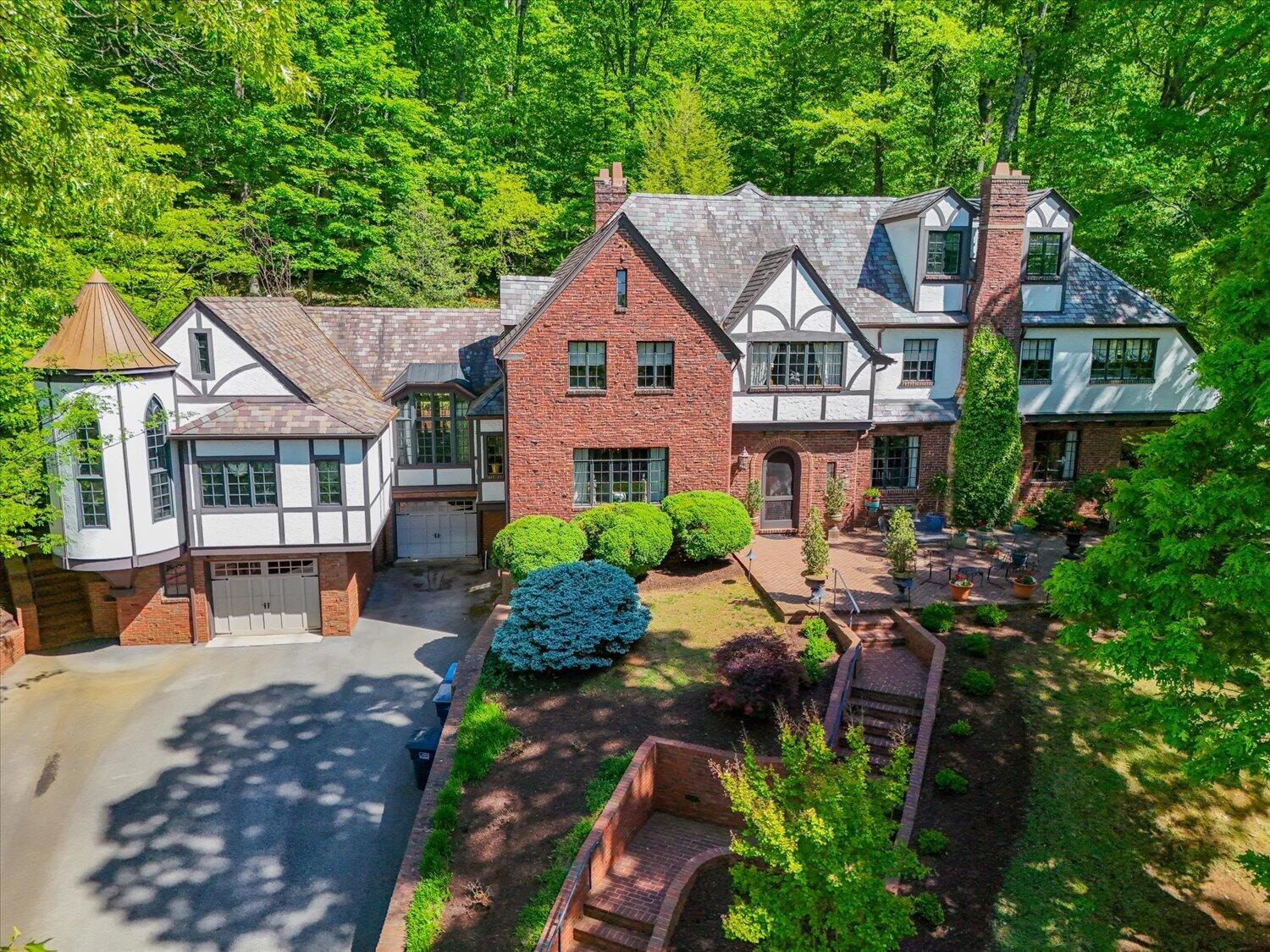 2412 Robin Hood Rd SE — photo
