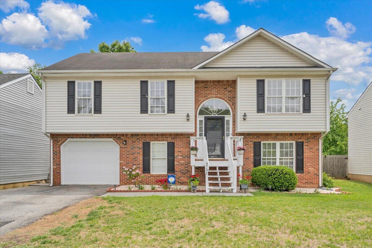 4751 Westvale Rd NE — photo
