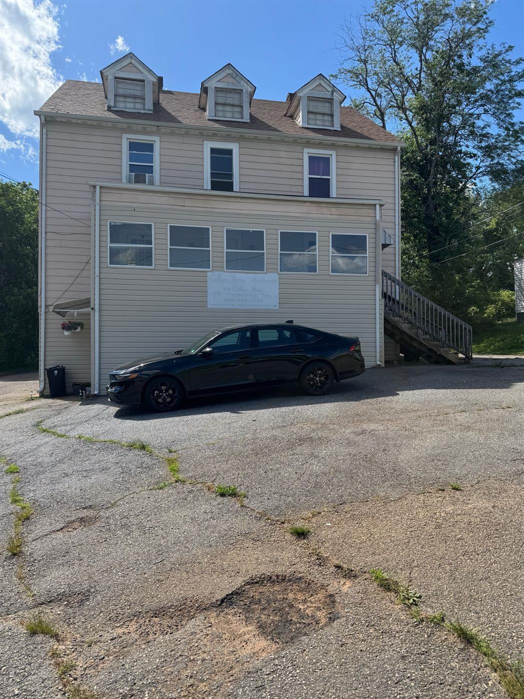 216 College St 4 — photo