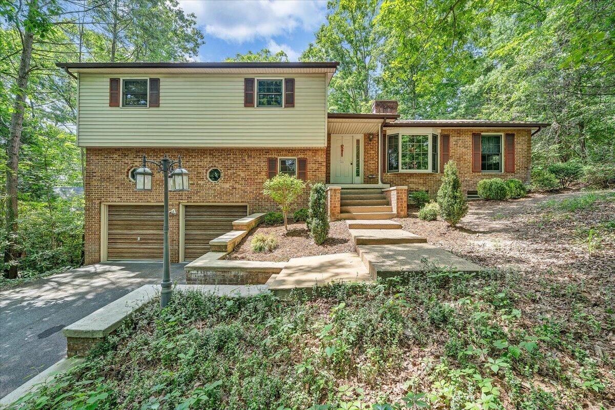 902 White Oak Dr — photo