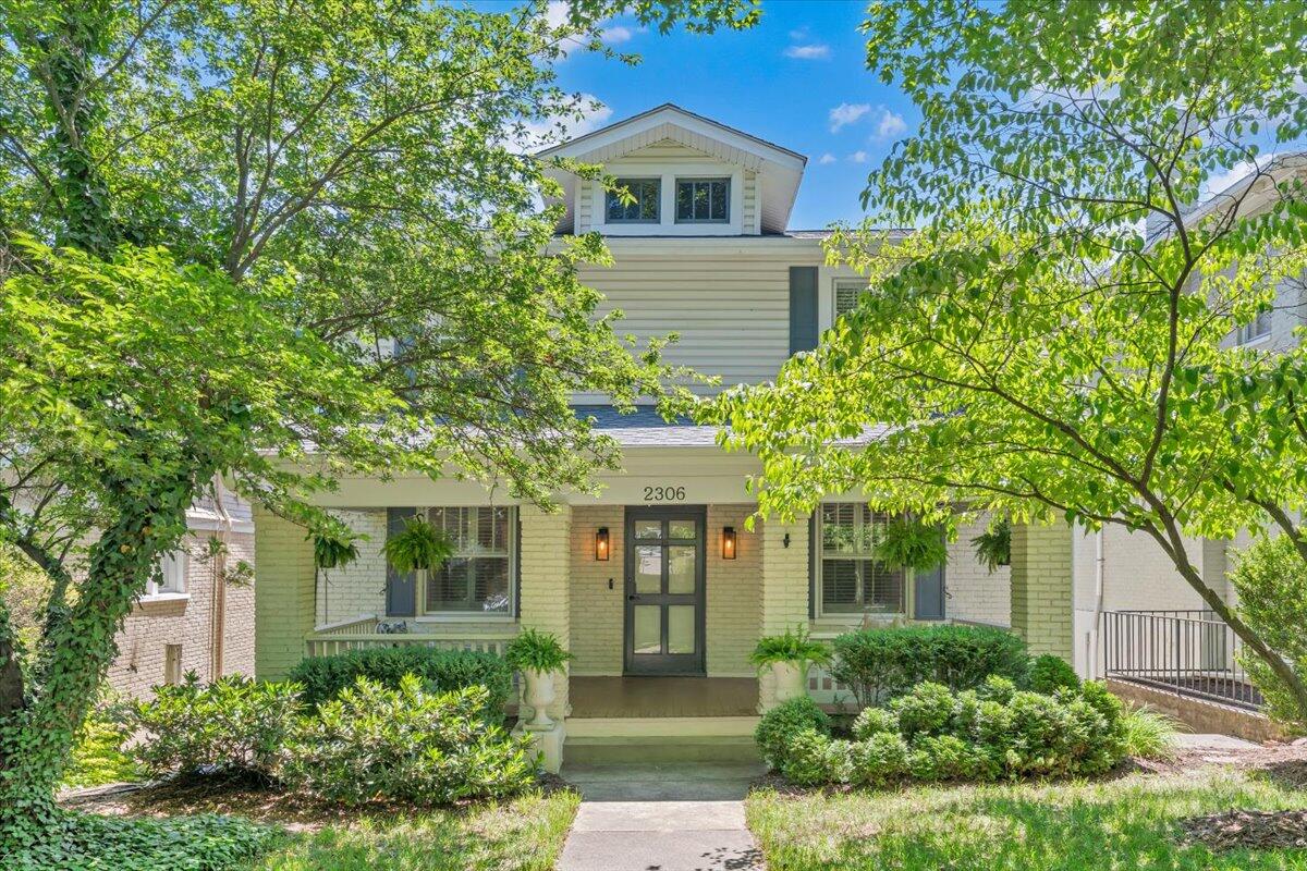 2306 Wycliffe Ave SW — photo