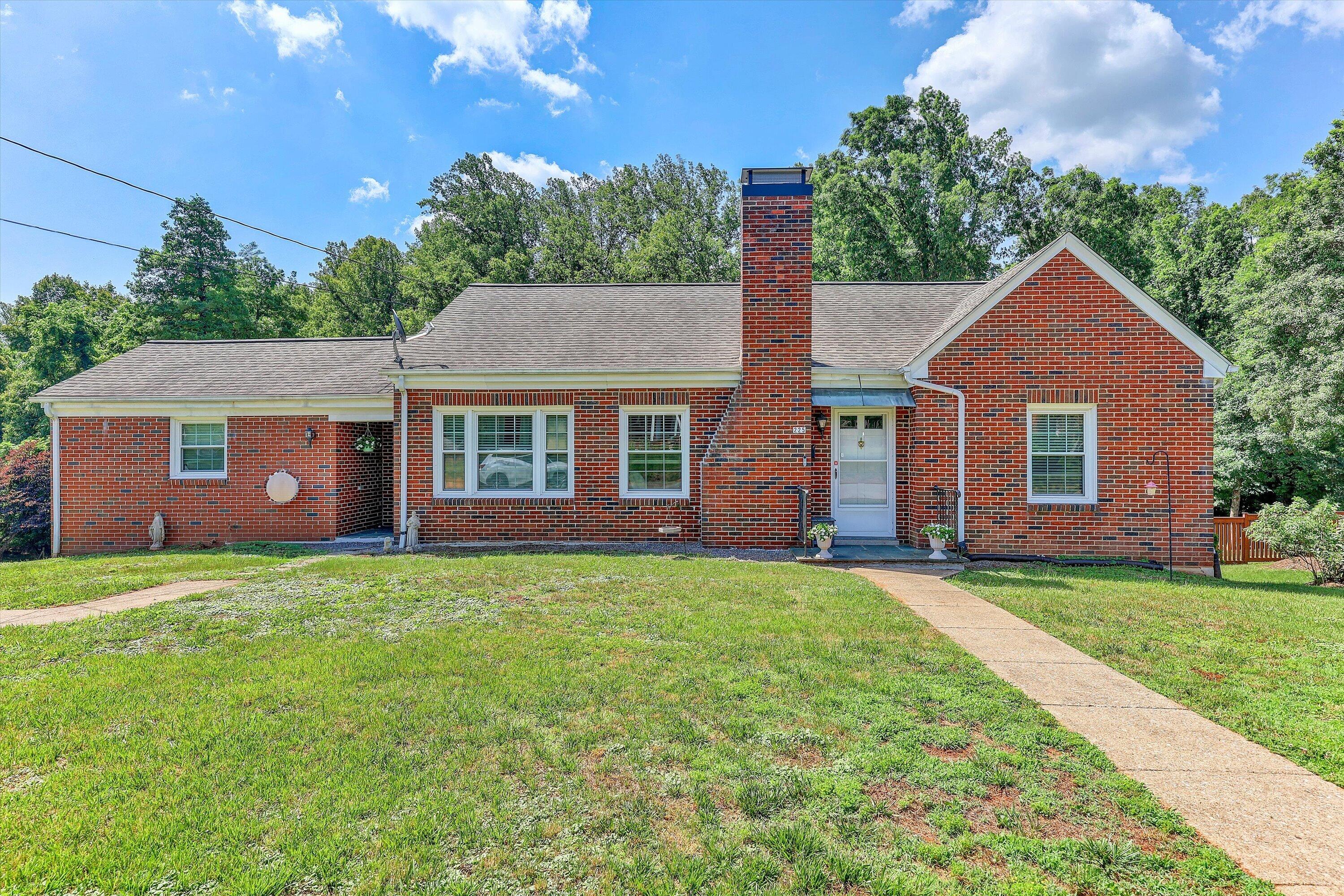 225 Hillcrest Dr — photo