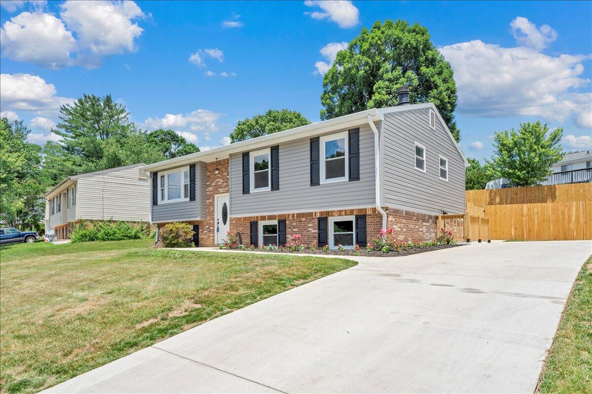 823 Brownwood Dr NW — photo
