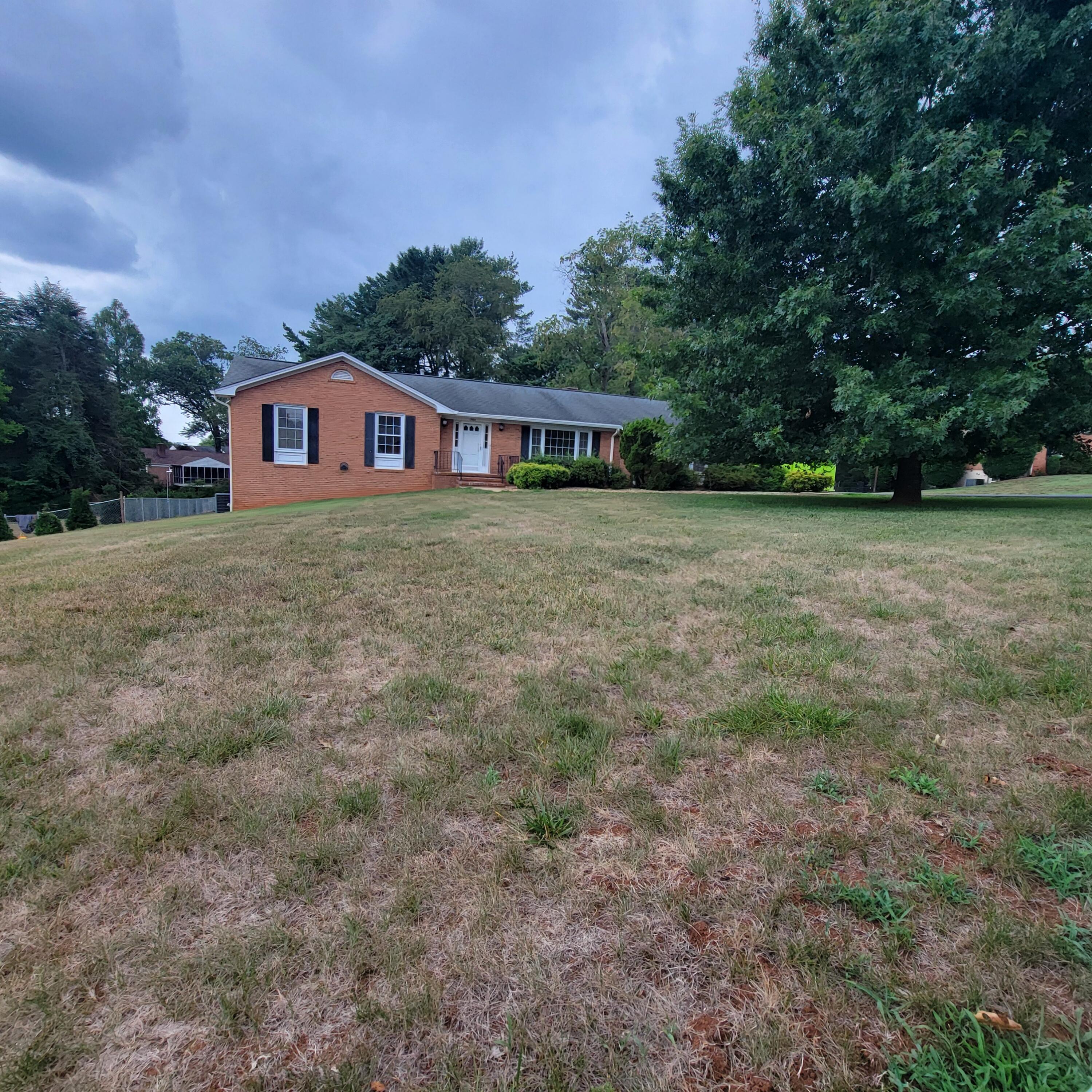 1504 Meadowview Ln — photo