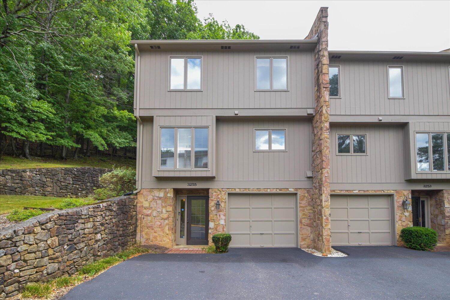 3255 Londonderry Ln — photo