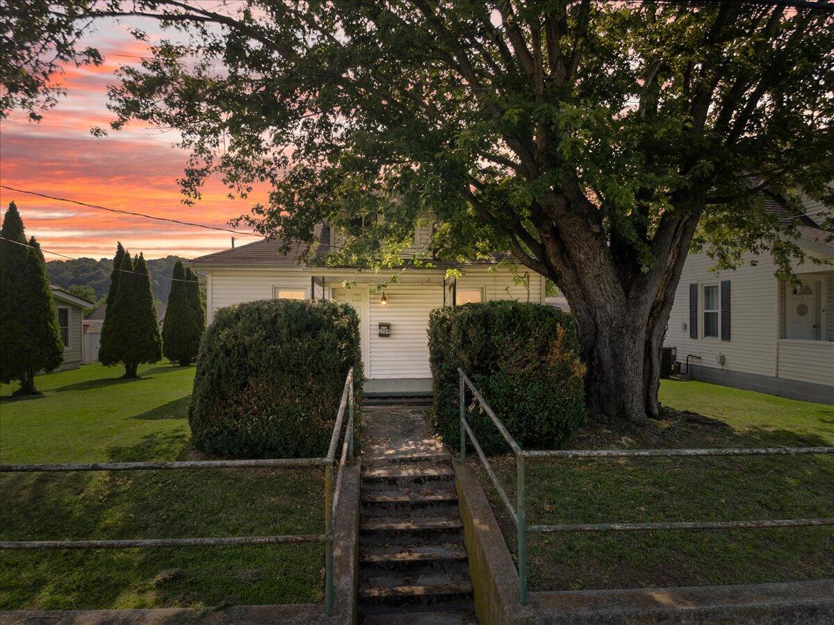 2209 W Main St — photo