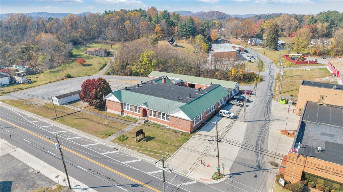 84 School Dr — photo