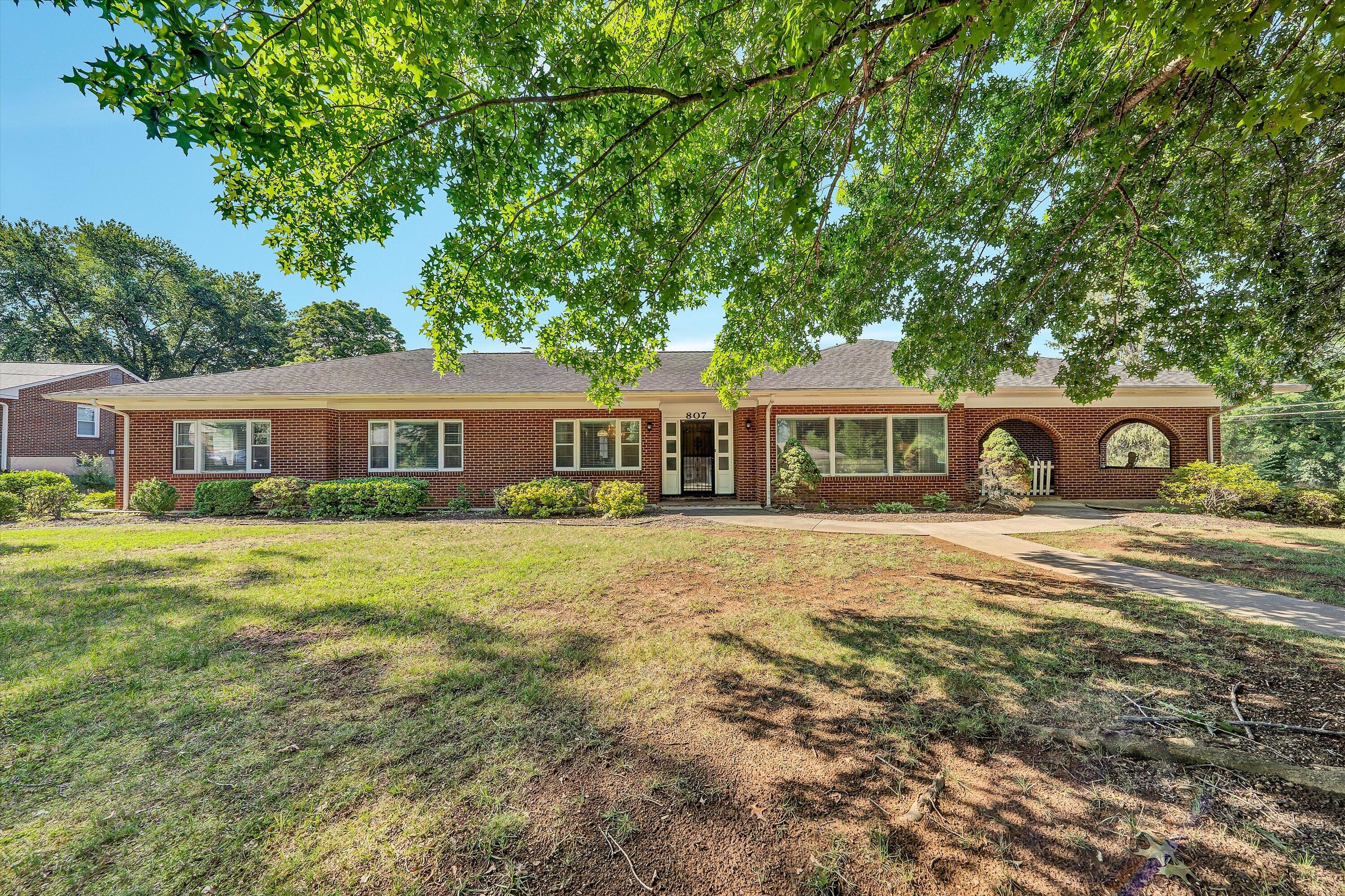 807 Dexter Rd NW — photo