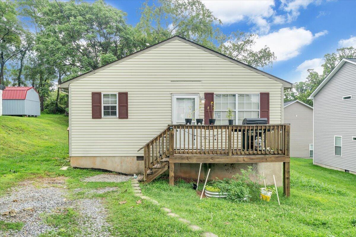 709 Wayland St NE — photo
