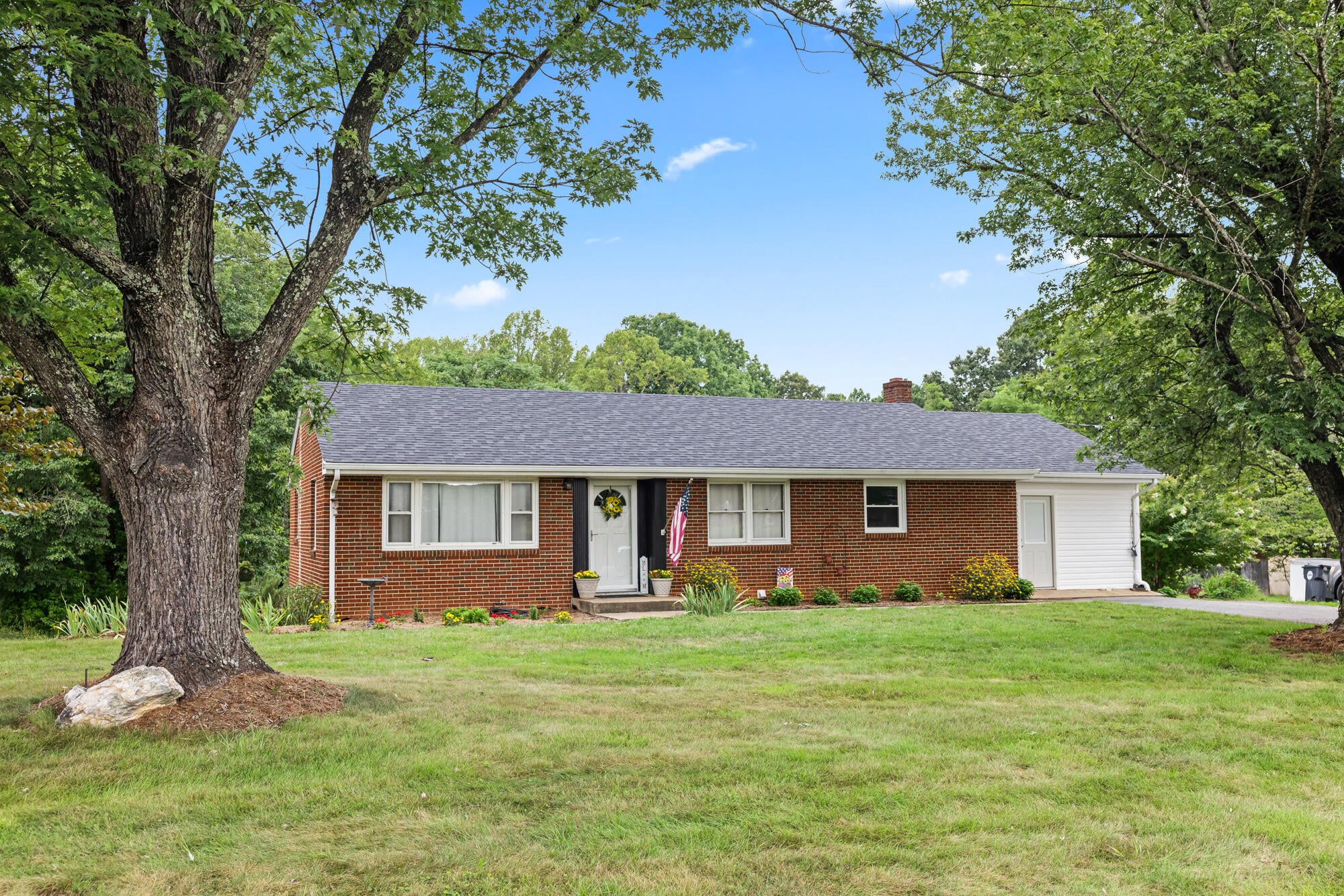934 Burks Hill Rd — photo