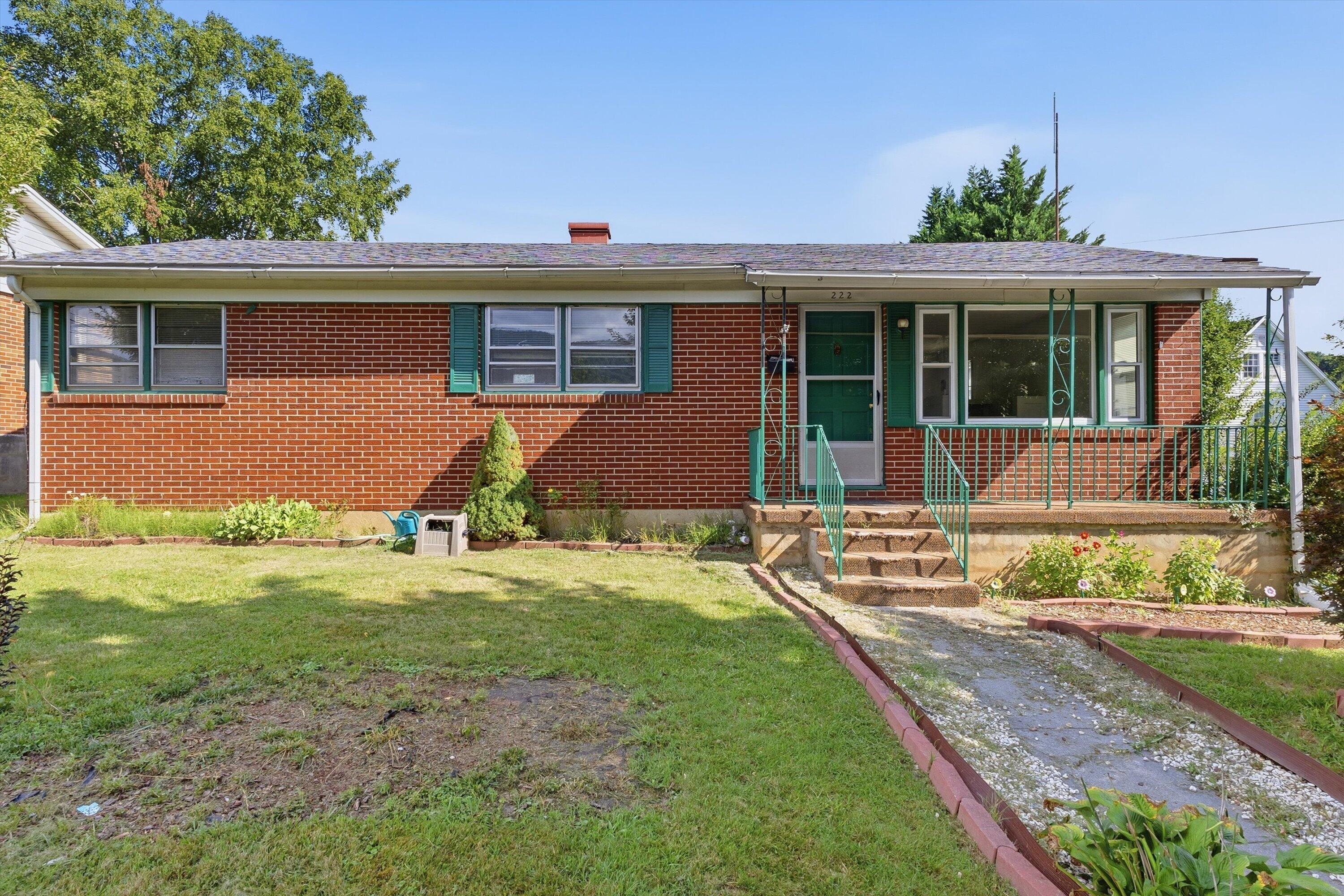 222 E Gordon ST, Covington, VA 24426 — photo 2