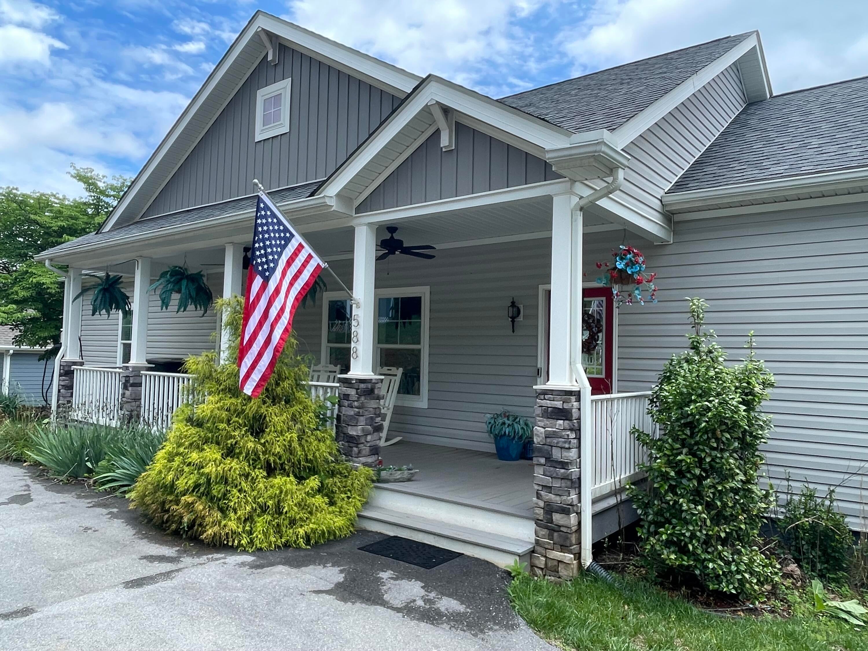 588 Lake Edge Dr — photo