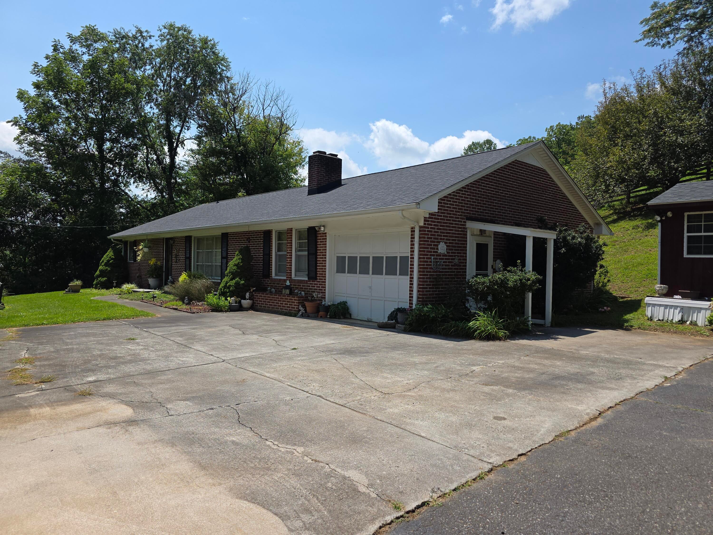1377 Floyd Hwy N — photo