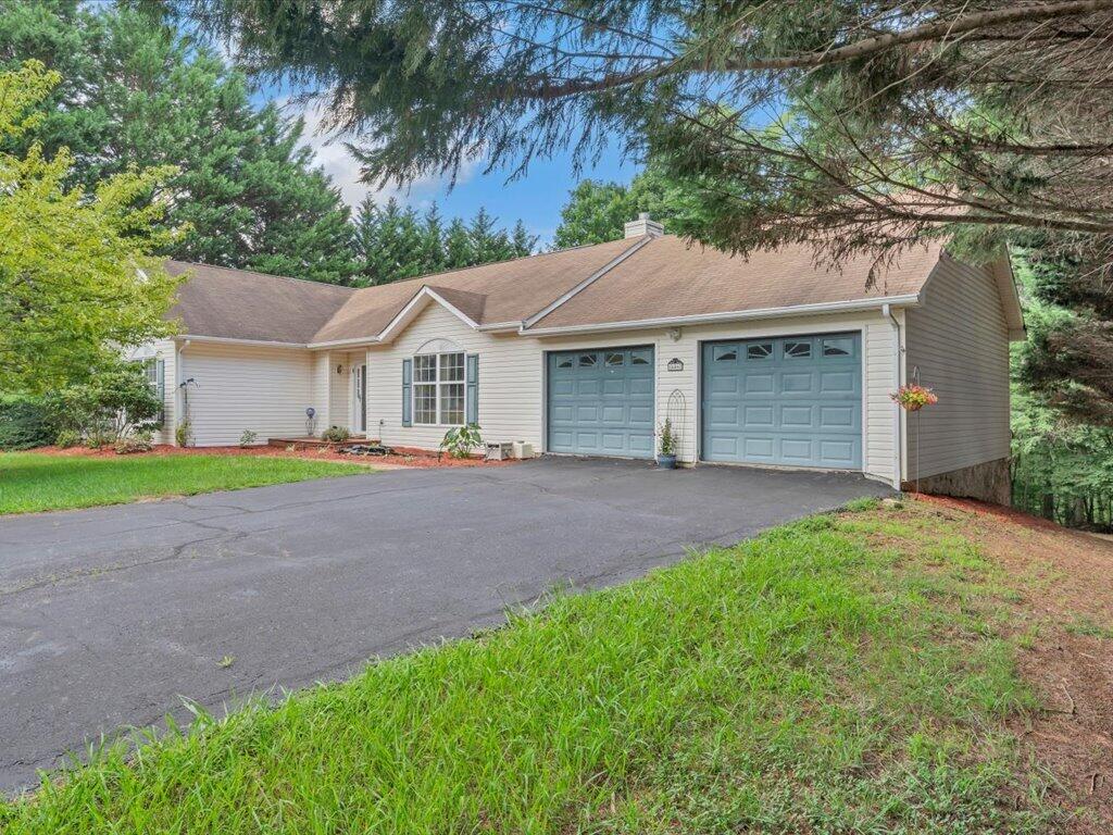 446 Ellsworth CT, Ridgeway, VA 24148 — photo 2
