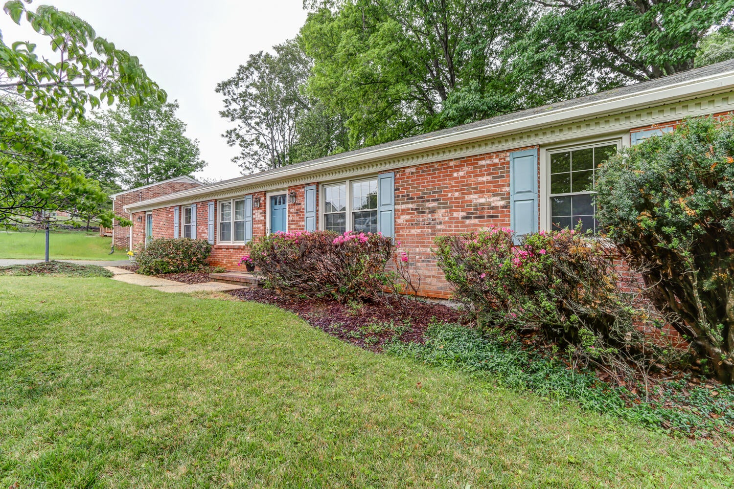 308 Robin Dr — photo