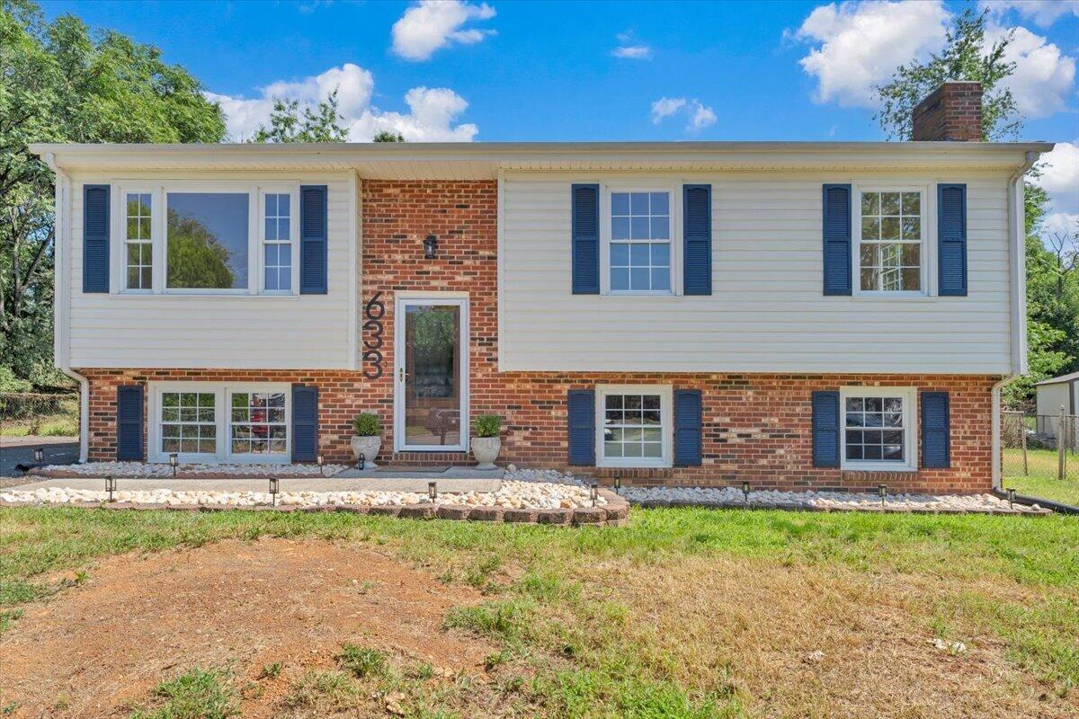 633 Two Tree Ln NE — photo