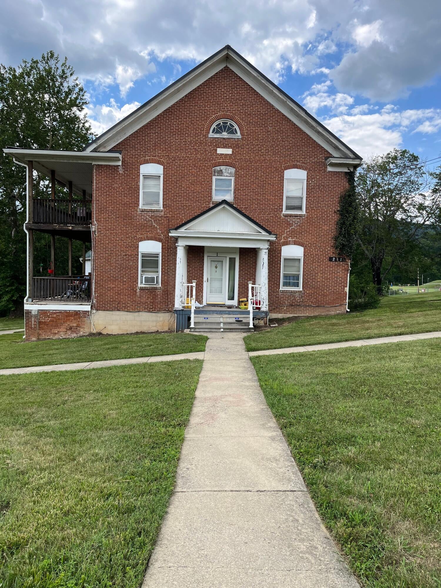 211 College Dr 3 — photo