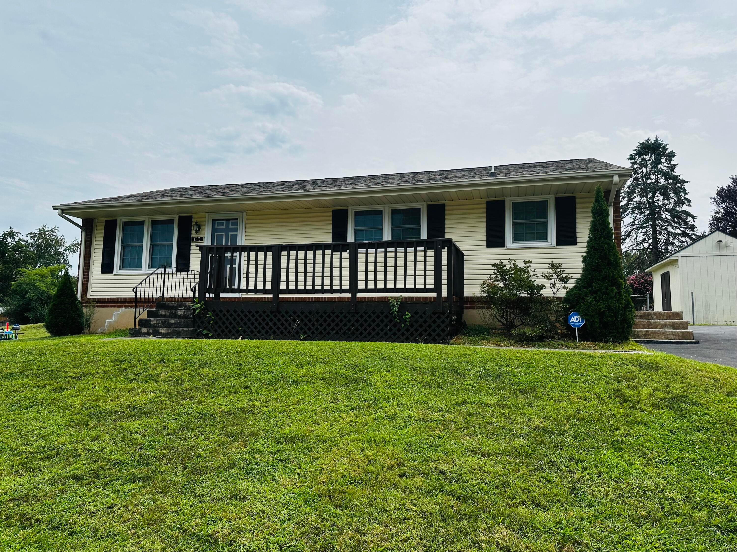 123 Hillview Dr — photo