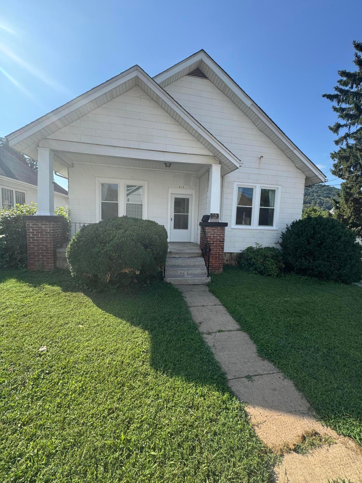 613 Montrose Ave SE — photo