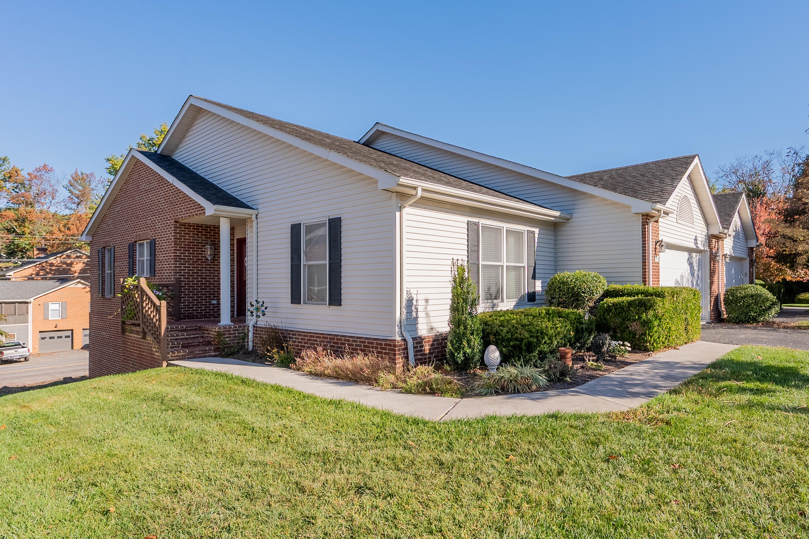 1005 Edwards Ln — photo