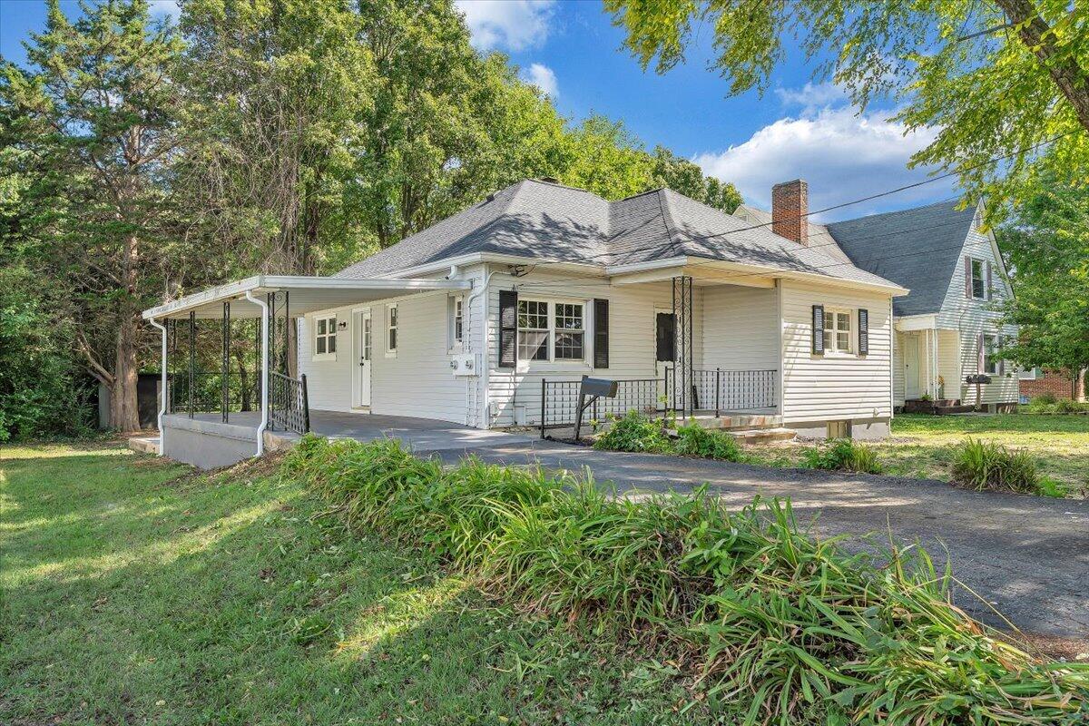 323 Whittaker Ave NE — photo