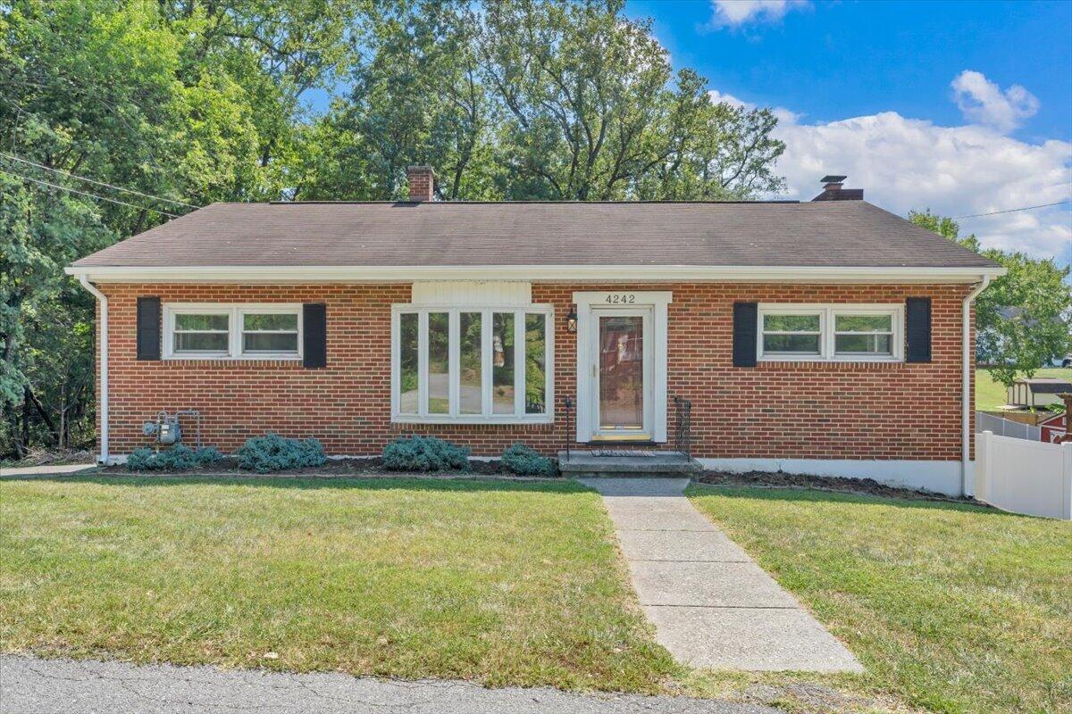 4242 Longwood Ave — photo