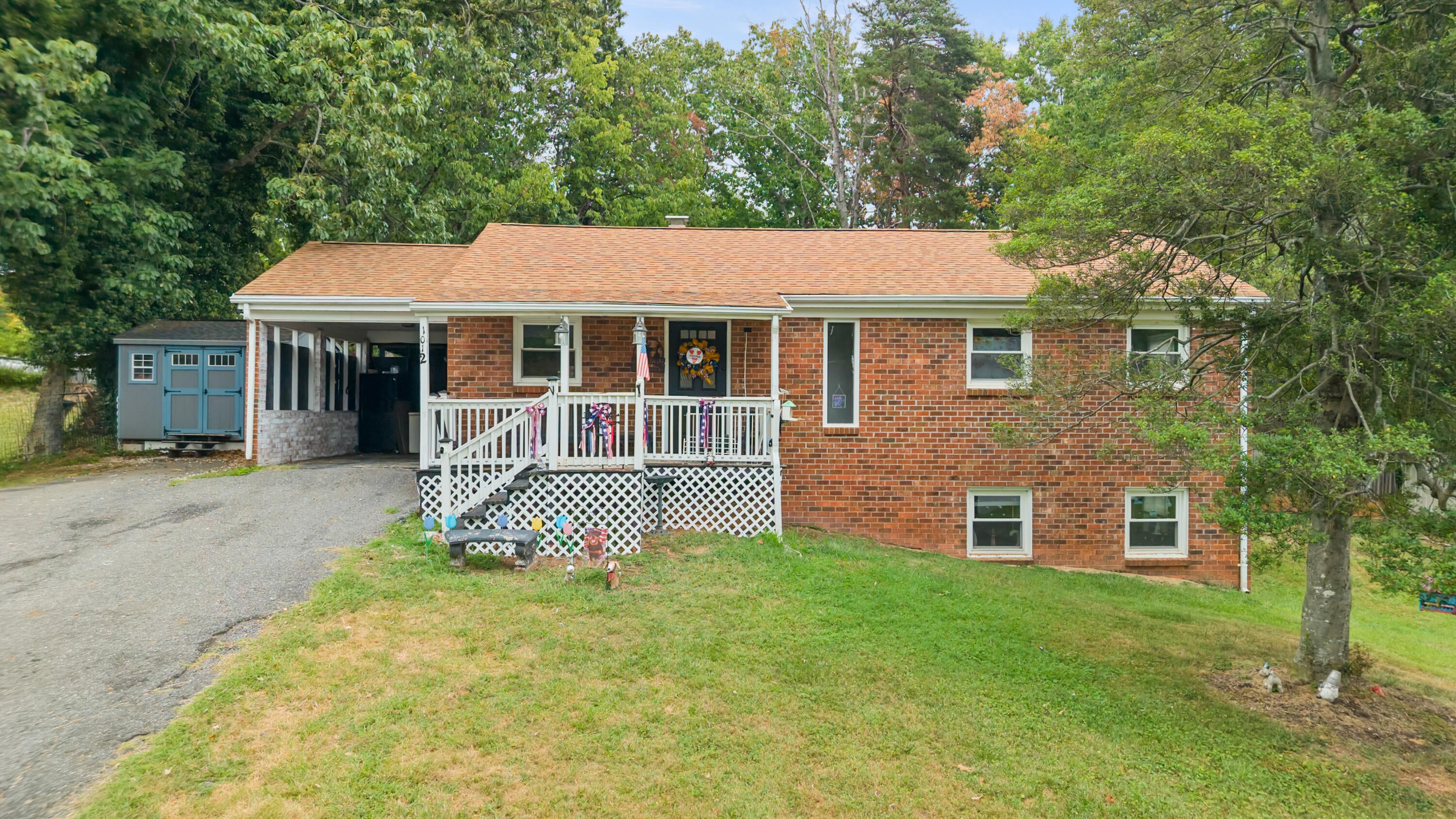 1012 Moreview Dr — photo