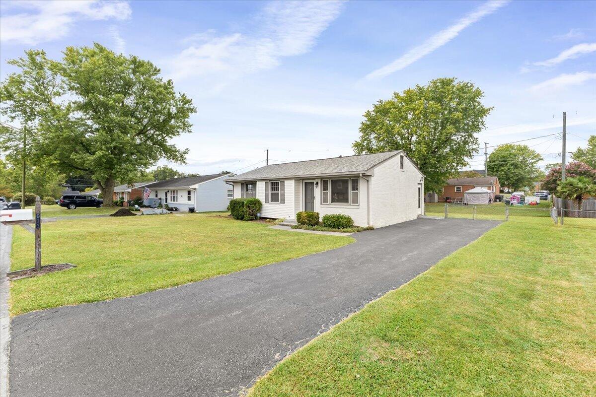 913 Dominion Ln — photo