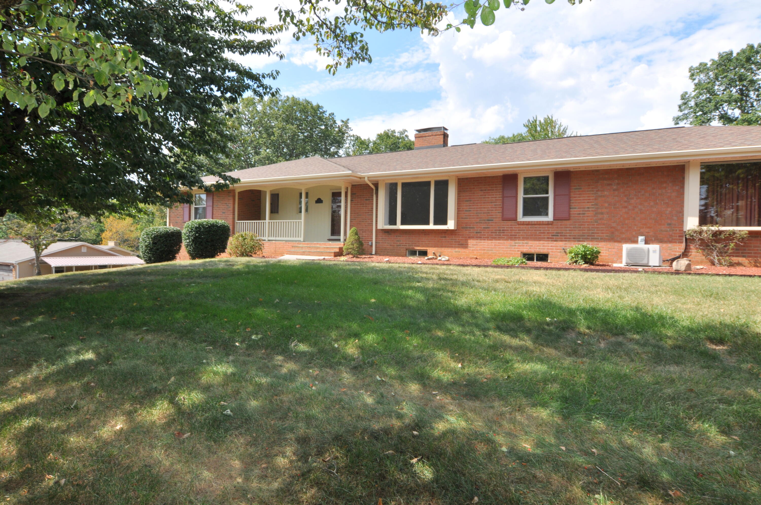 1872 Oak Dr — photo
